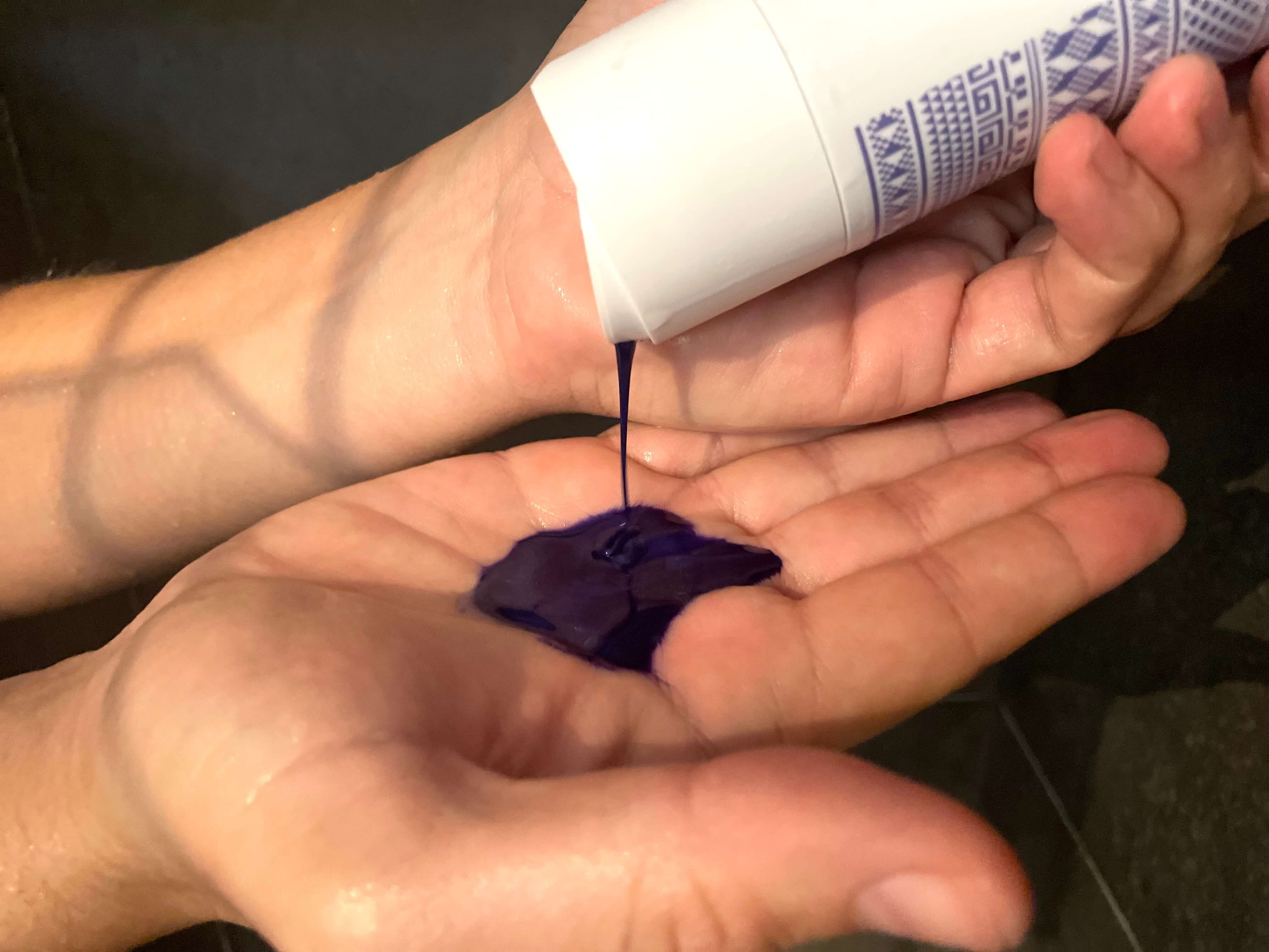 ingredien Intense silver shampoo der er klemt ud i hånd