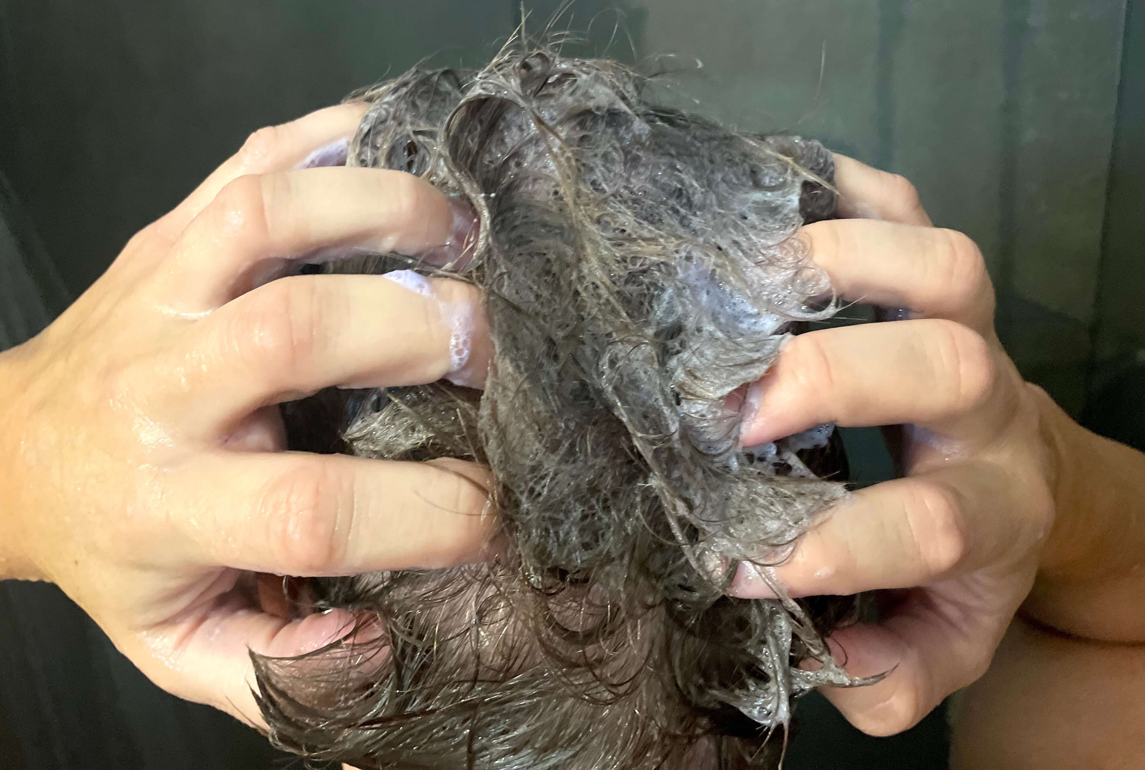 ingredien Intense silver shampoo der skummes op i hår