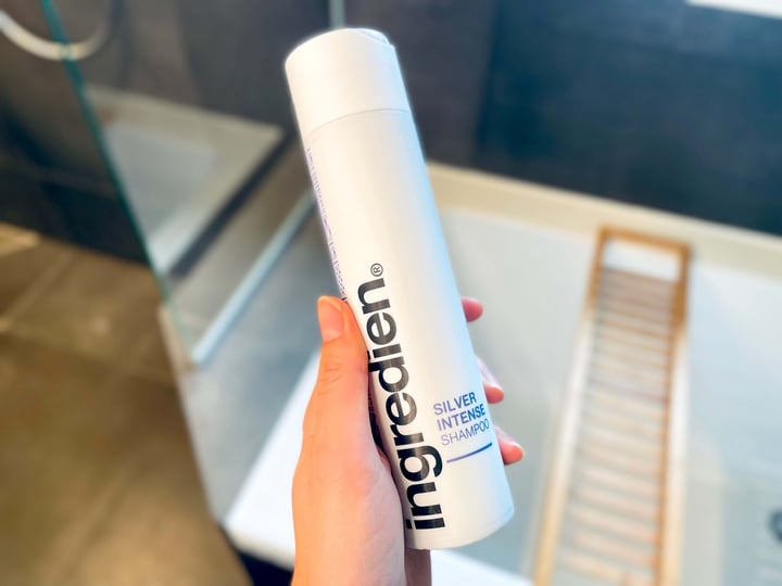 ingredien Intense silver shampoo i hånd over badekar
