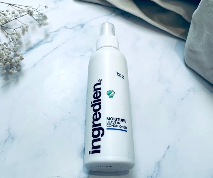 ingredien Moisture leave-in conditioner på bord 