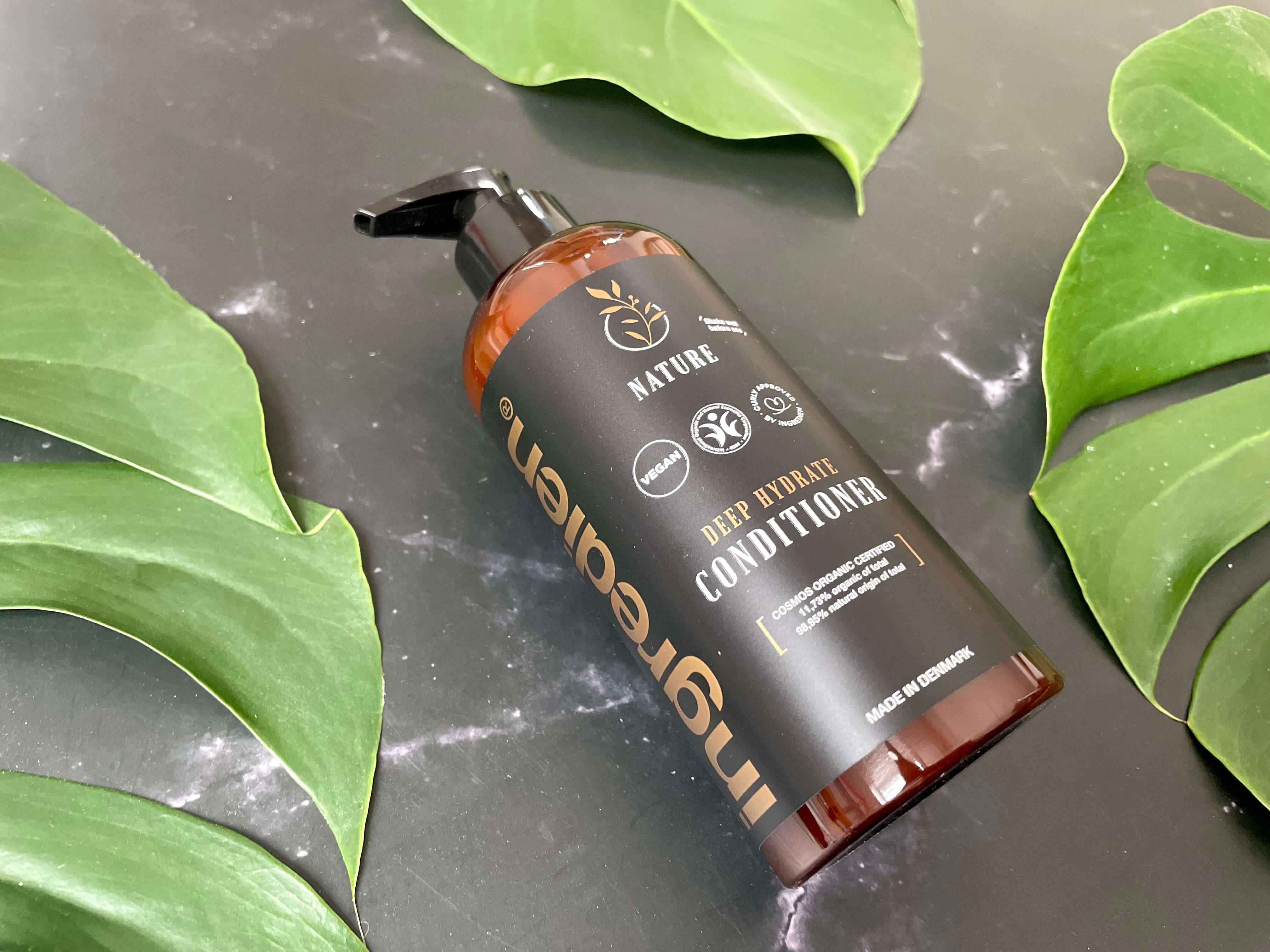 ingredien Nature Deep Hydrate på bord med blade
