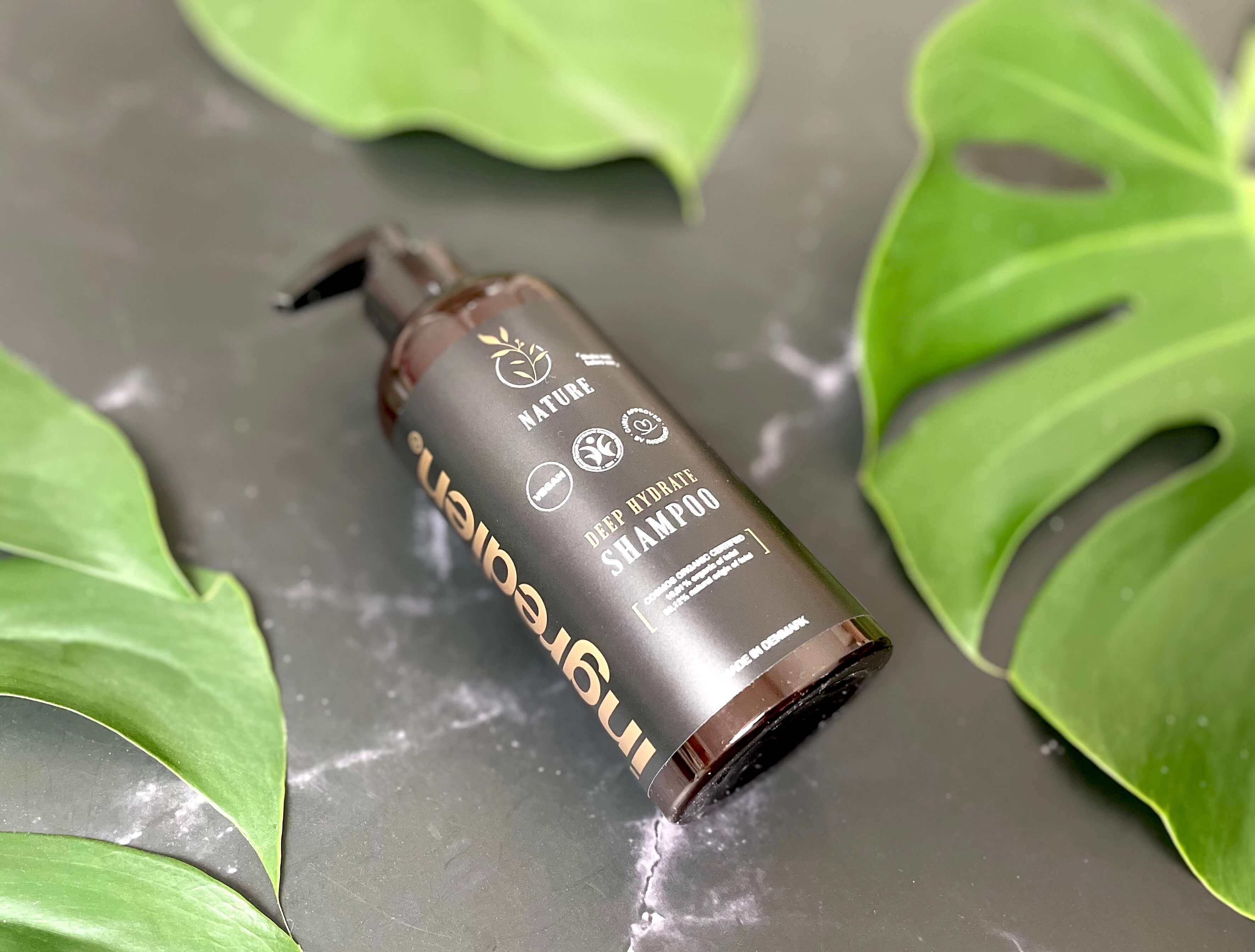 ingredien Nature Deep Hydrate shampoo på bord