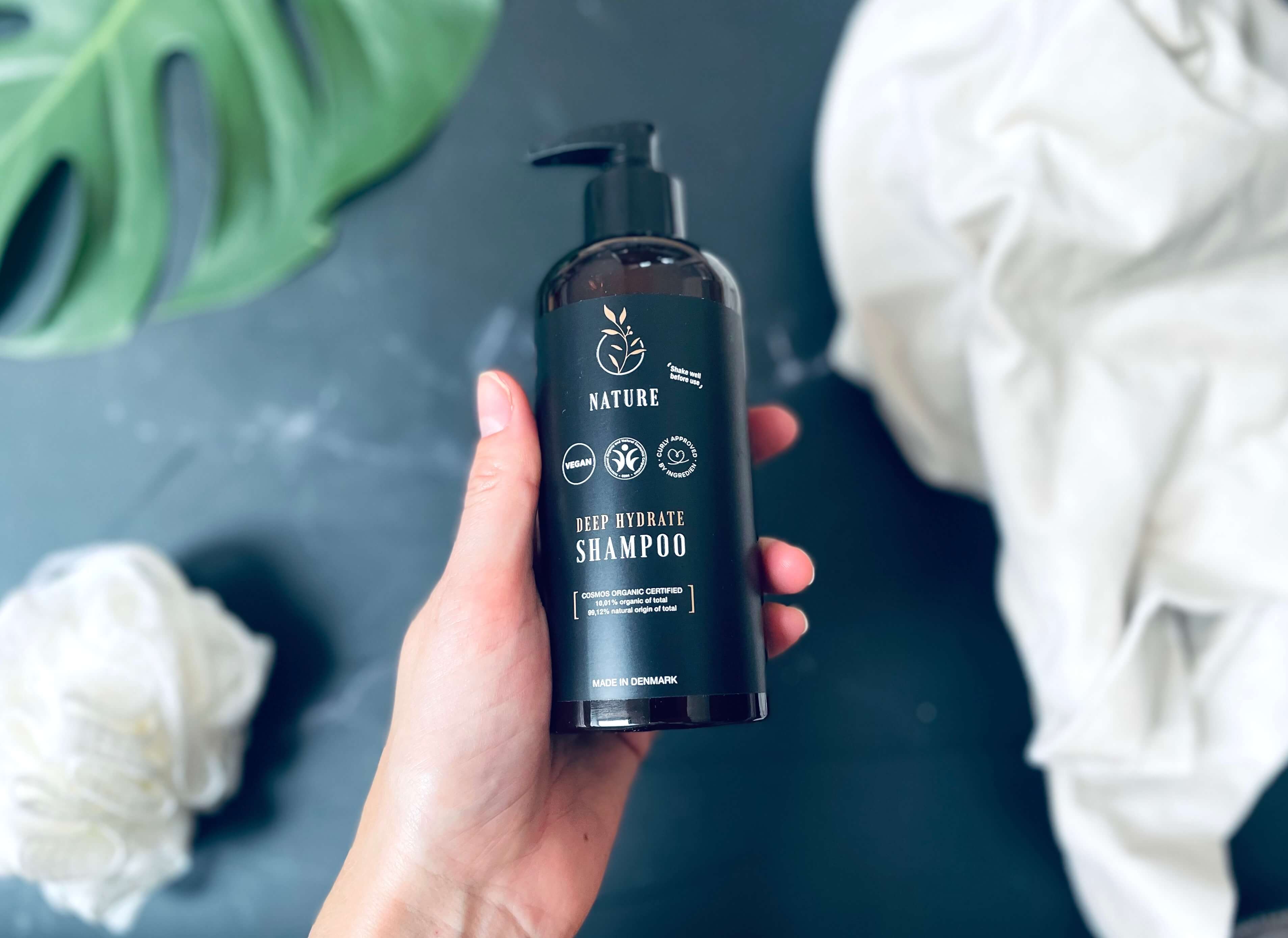 ingredien Nature Deep Hydrate shampoo til tørt hår i hånd