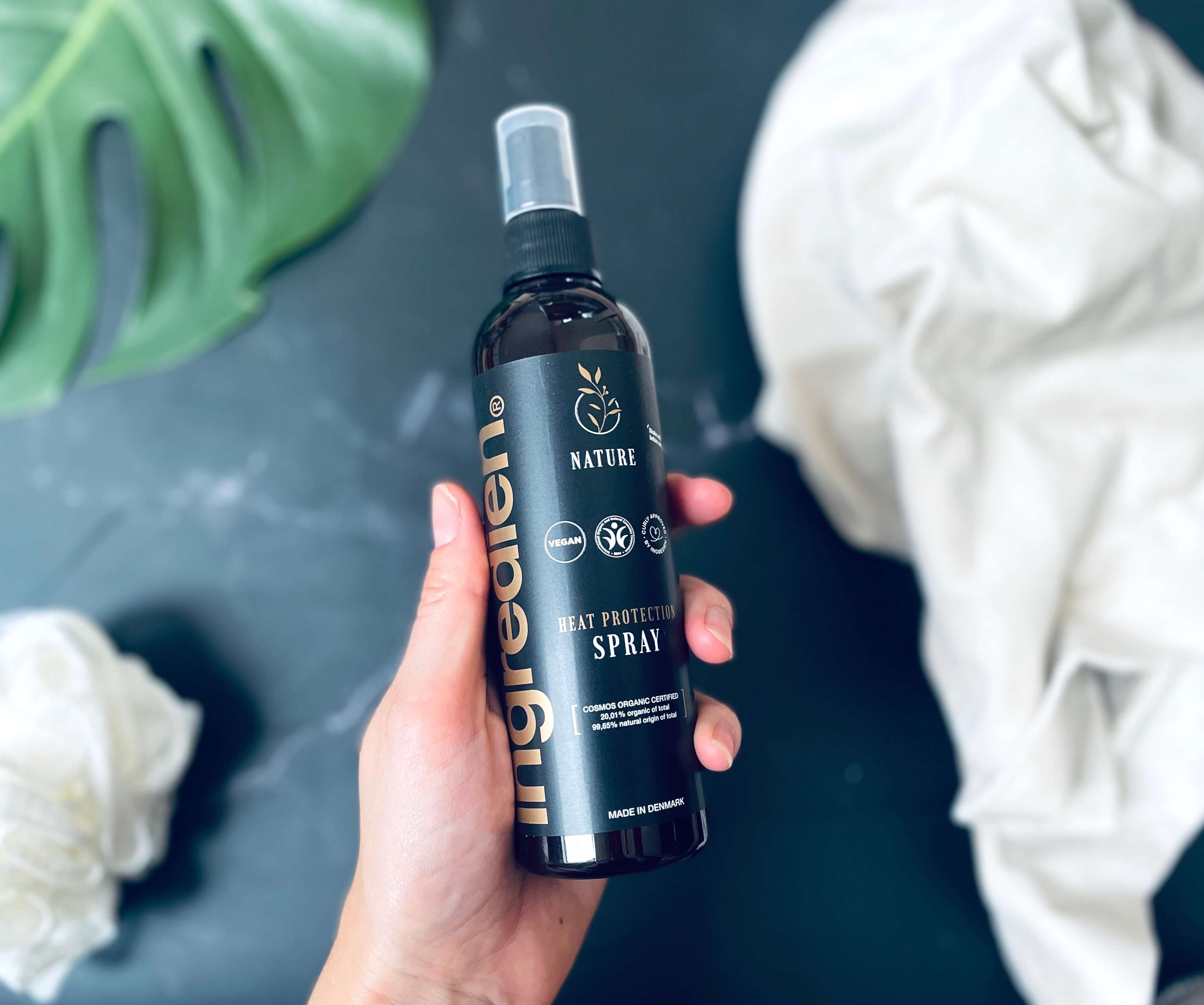 Person holder ingredien Nature Heat Protection Spray i hånden