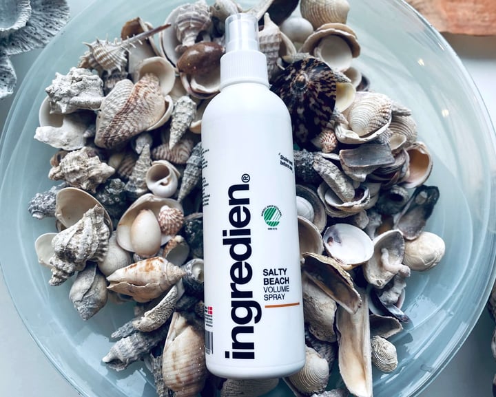 ingredien Salty Beach saltvandsspray iblandt strandskaller