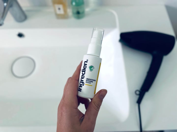 ingredien Smoothing Styling hårserum i hånd på badeværelse
