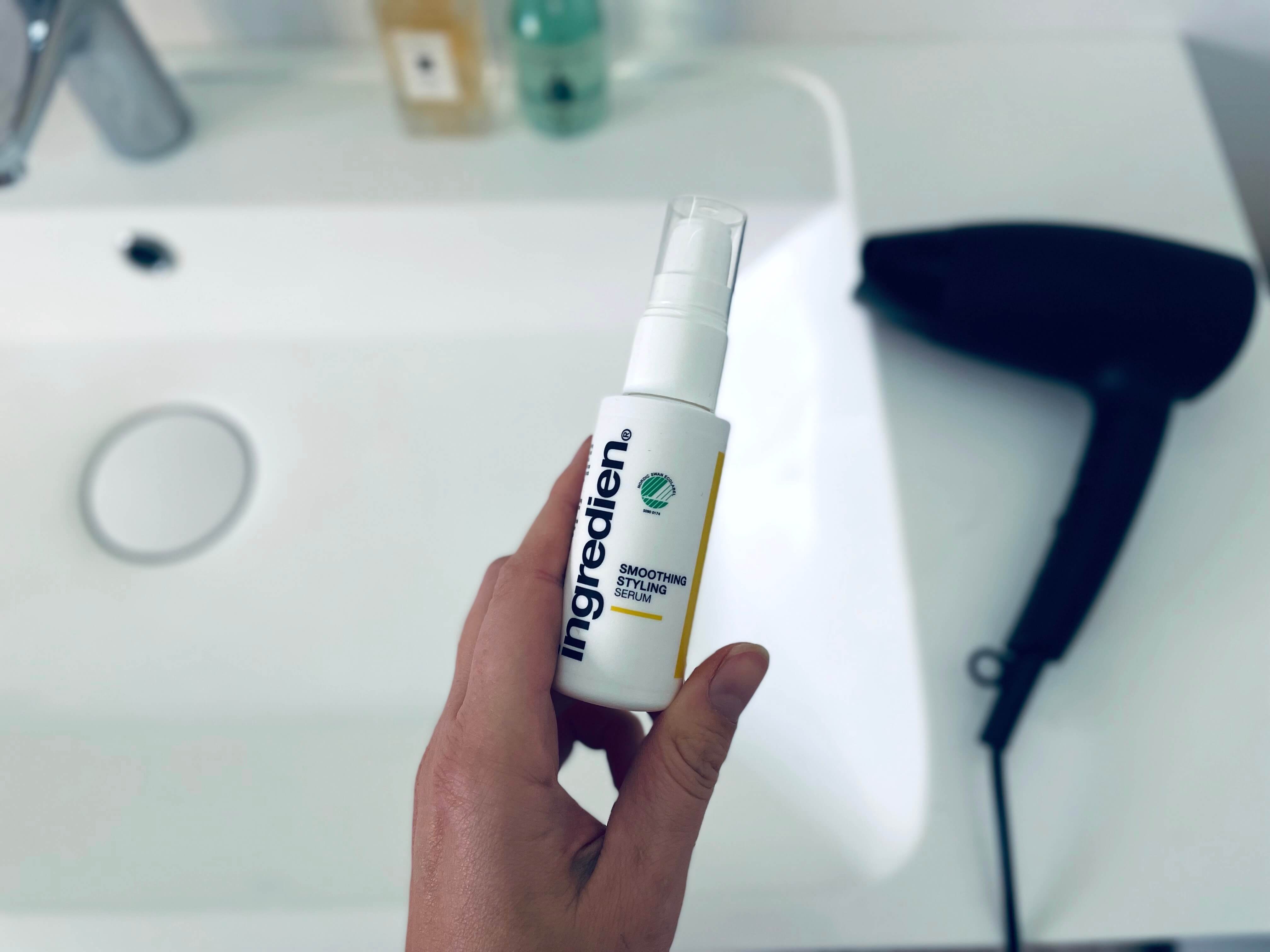 ingredien Smoothing Styling hårserum i hånd på badeværelse