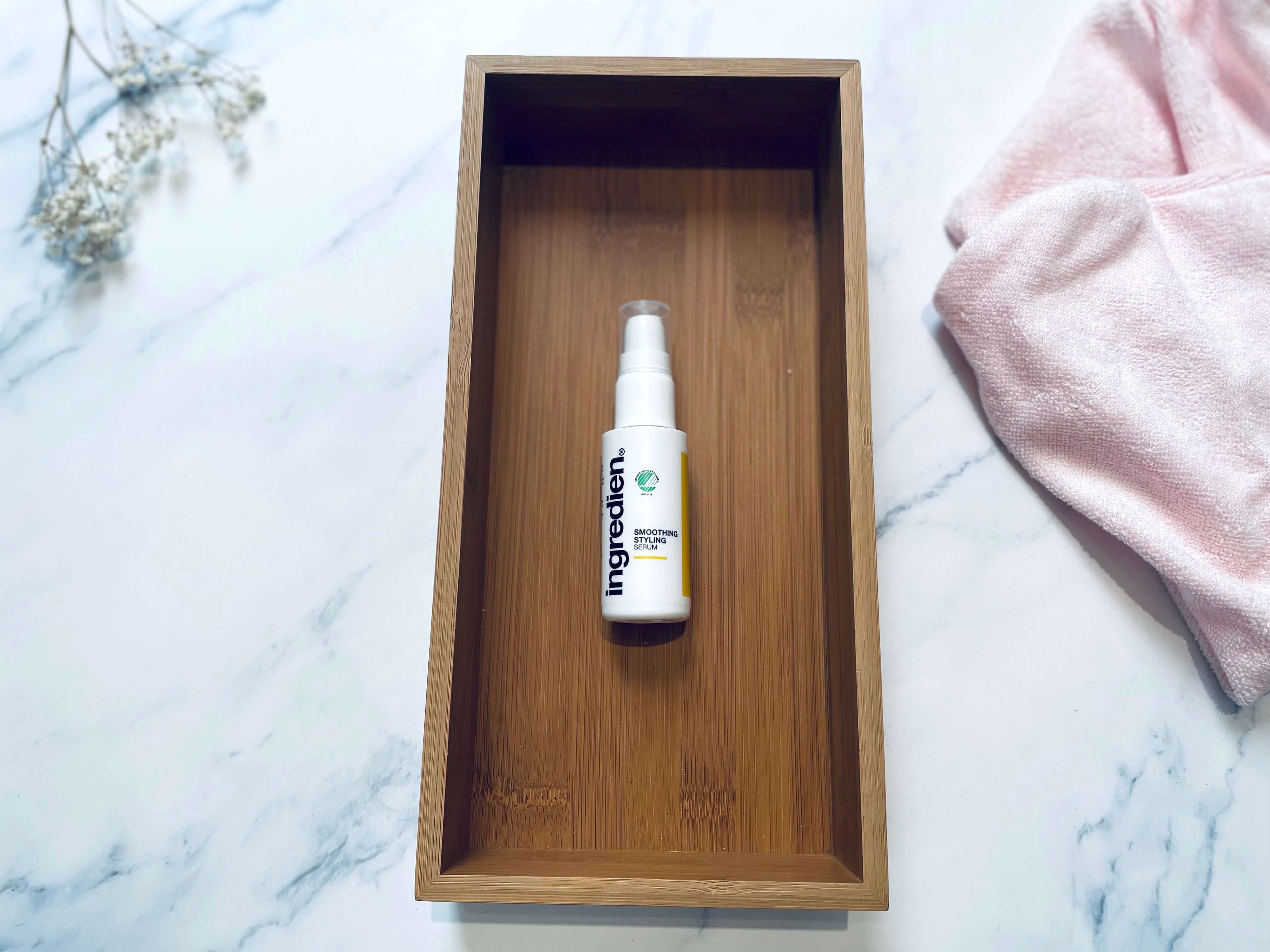 ingredien Smoothing Styling hårserum i trækasse på badeværelsesbord