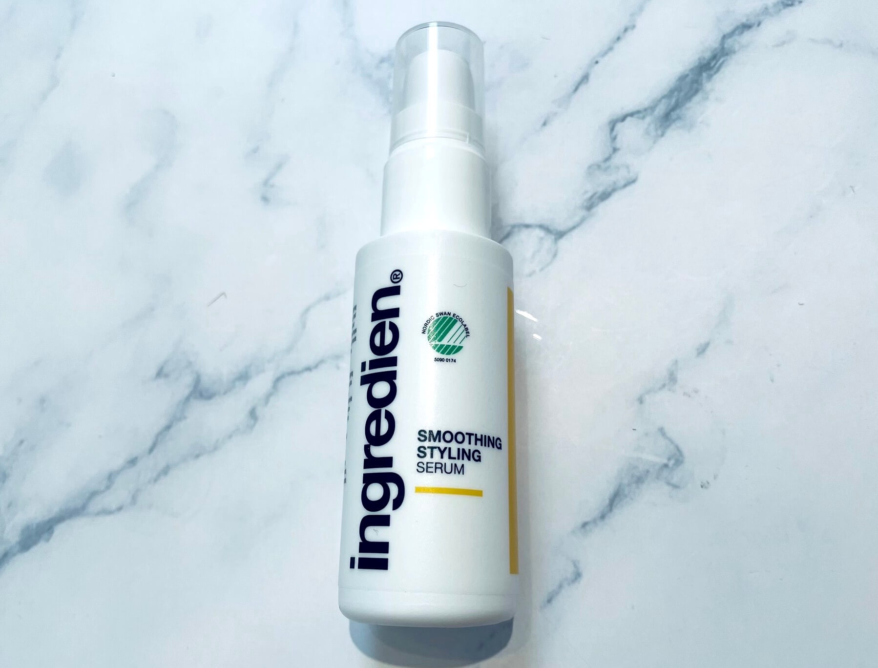 ingredien Smoothing Styling hårserum på bord