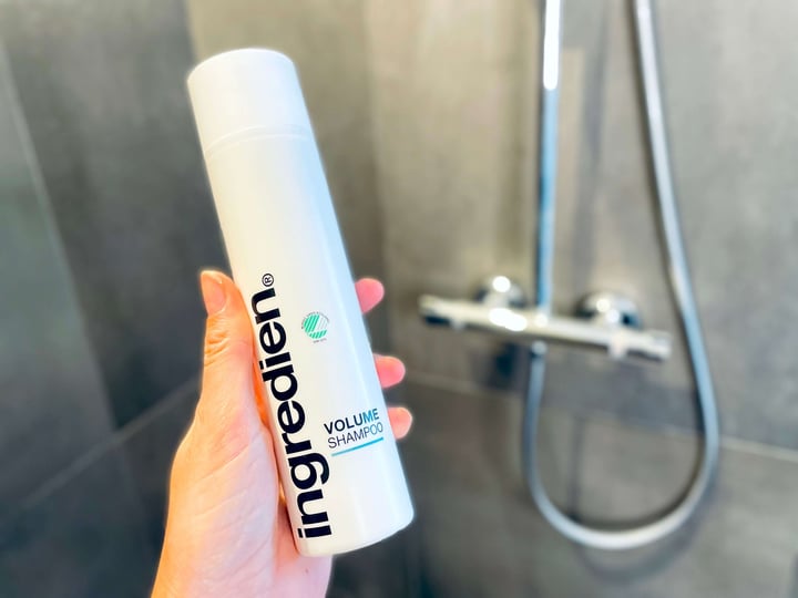 ingredien Volume shampoo i brusekabine i hånd