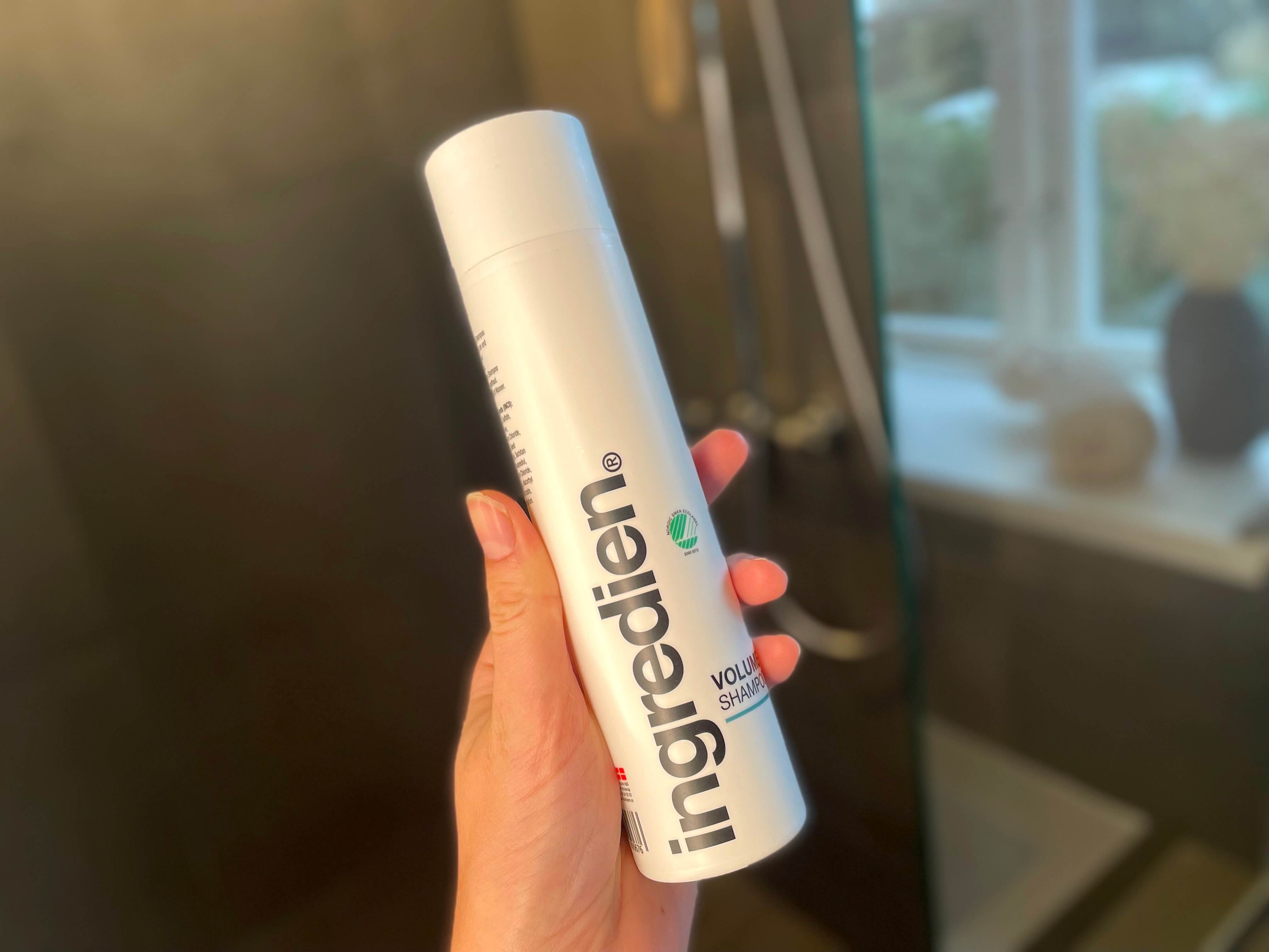 ingredien Volume shampoo i hånd på badeværelse