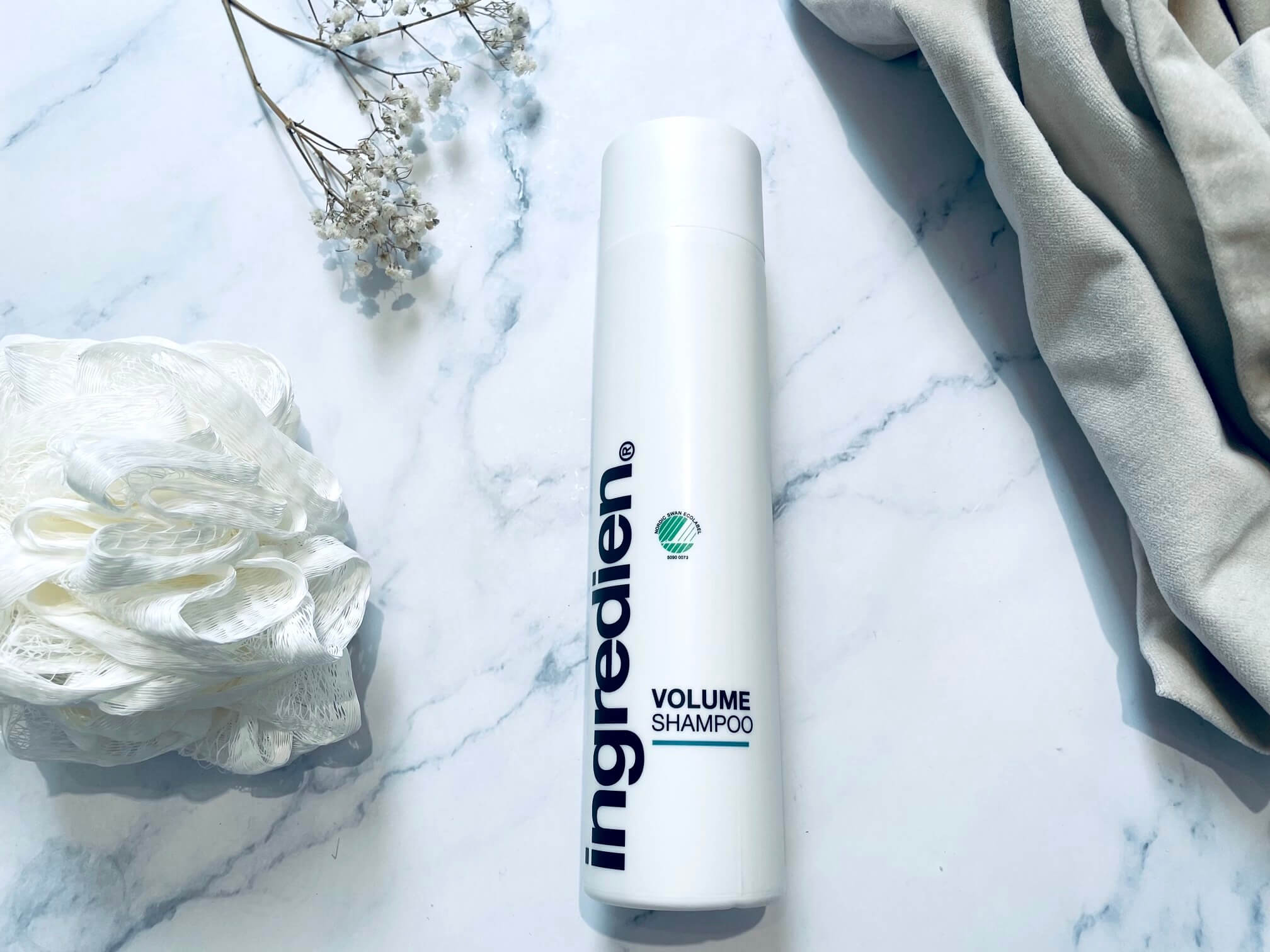 ingredien Volume shampoo på badeværelsesbord