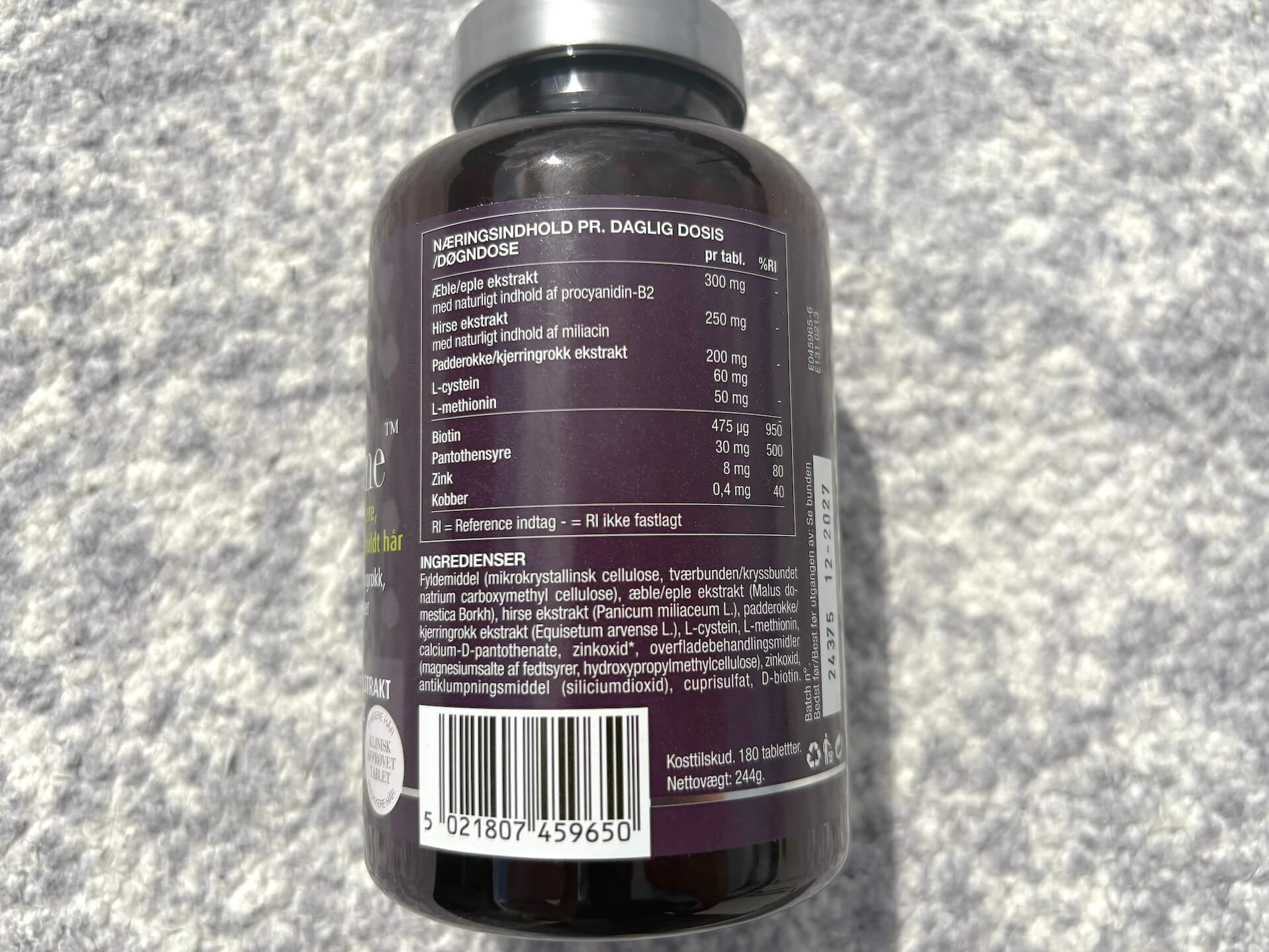 Ingredienser på bagside af bøtte med New Nordic Hair Volume