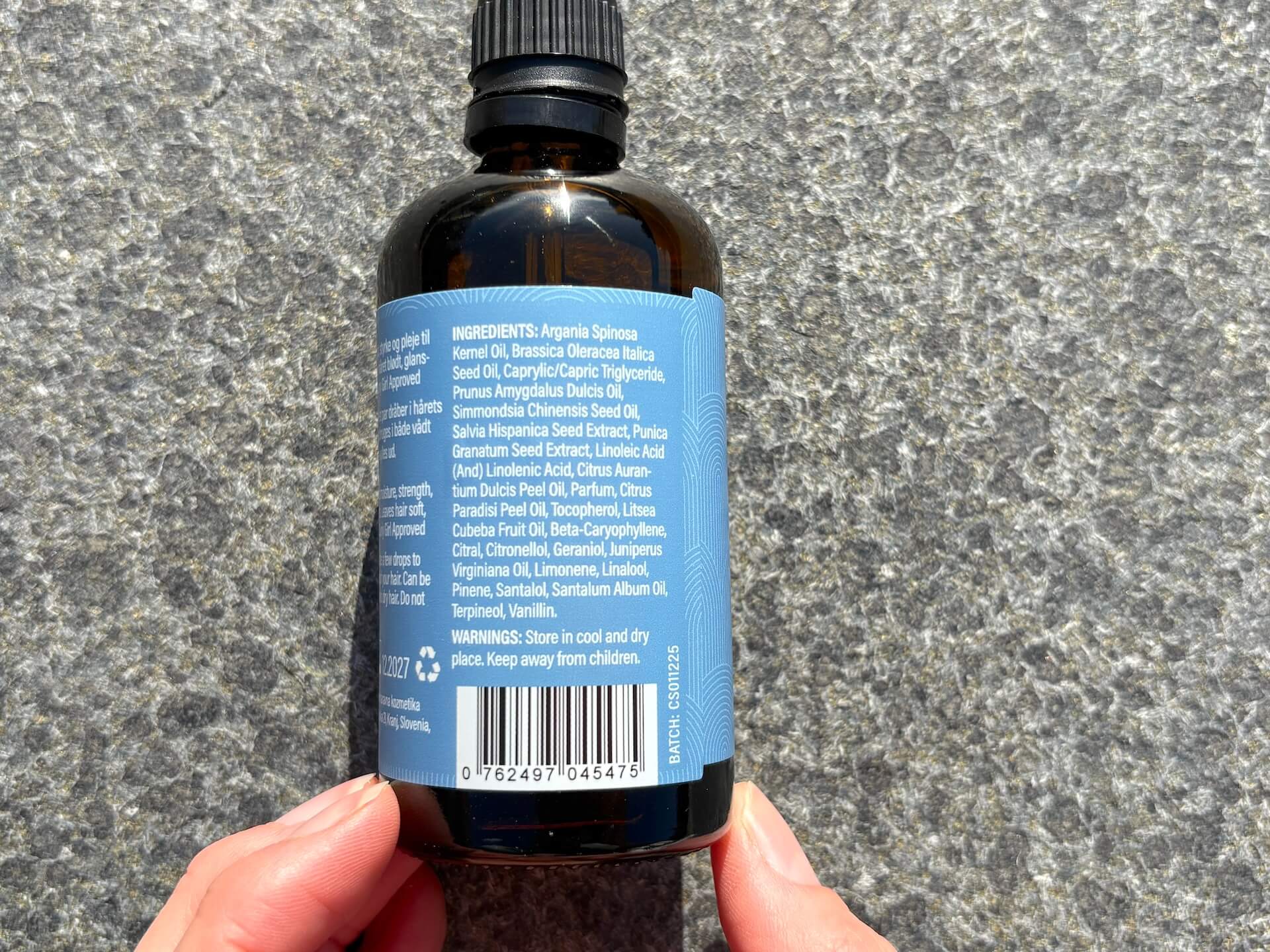 Ingredienser på Yuaia Haircare Twirl and Curl Curly Oil flaske