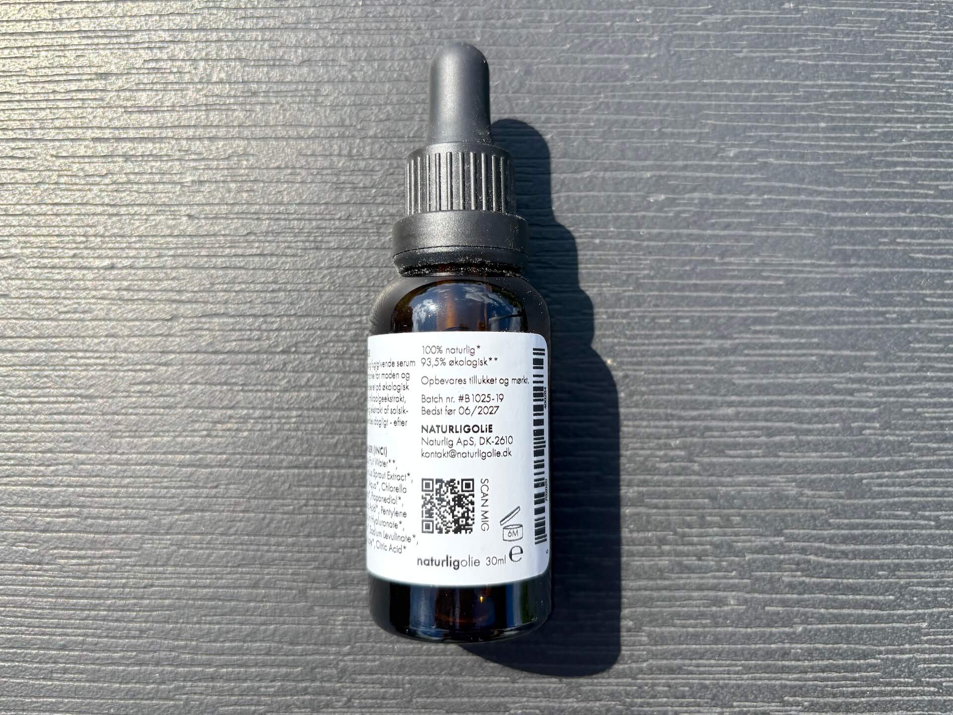 Ingredienser vist på flaske med Naturligolie Økologisk Pro-Age Serum