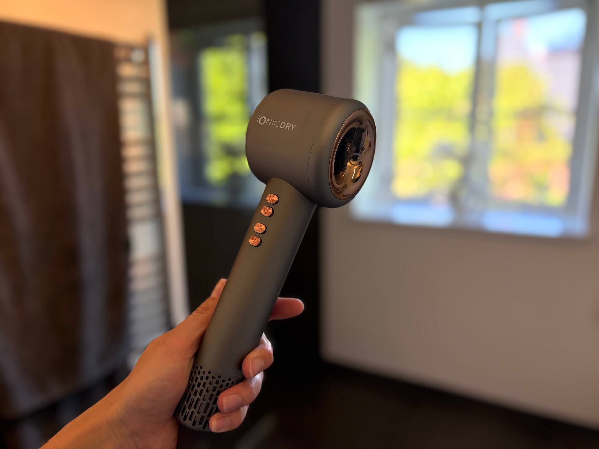 Ionic Pro hårtørrer i hånd på badeværelse