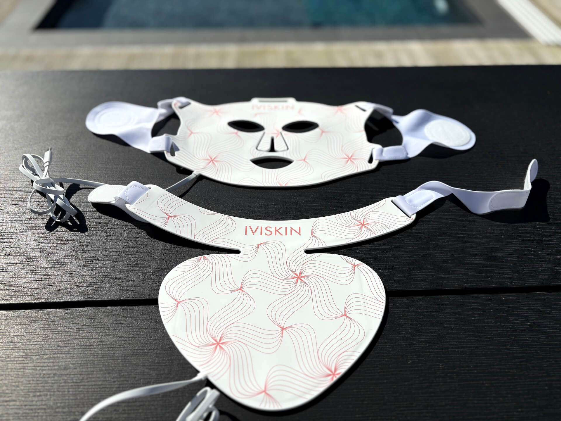 IVISKIN LED-maske og halsstykke på bord