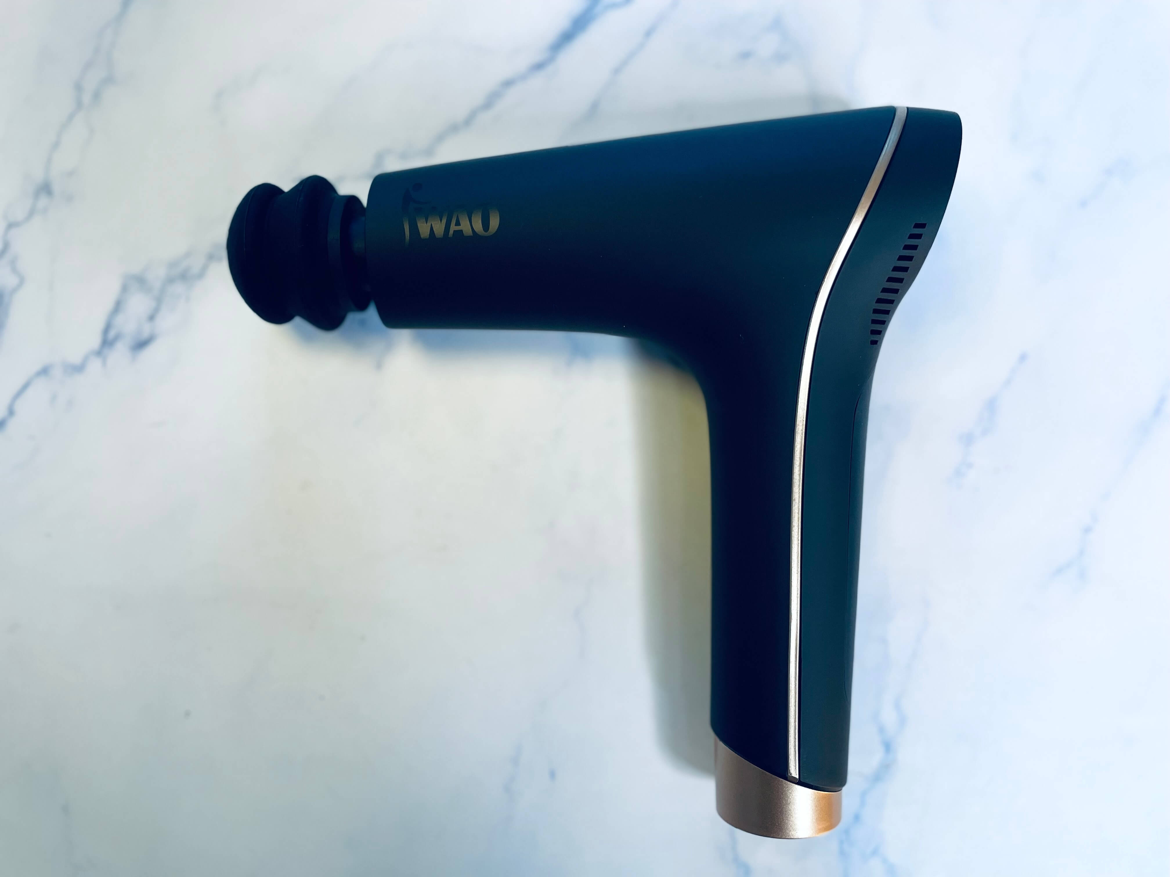 IWAO massagepistol på bord