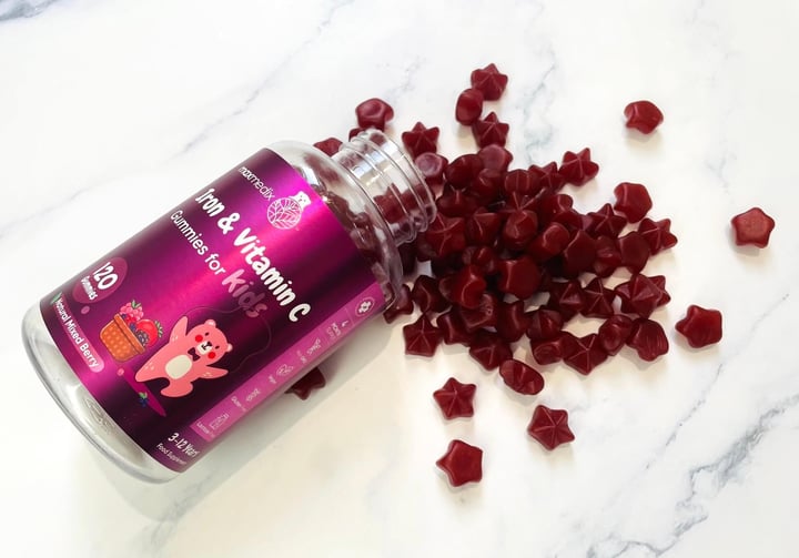 Jern og C-vitamin vingummier til børn fra Maxmedix på bord