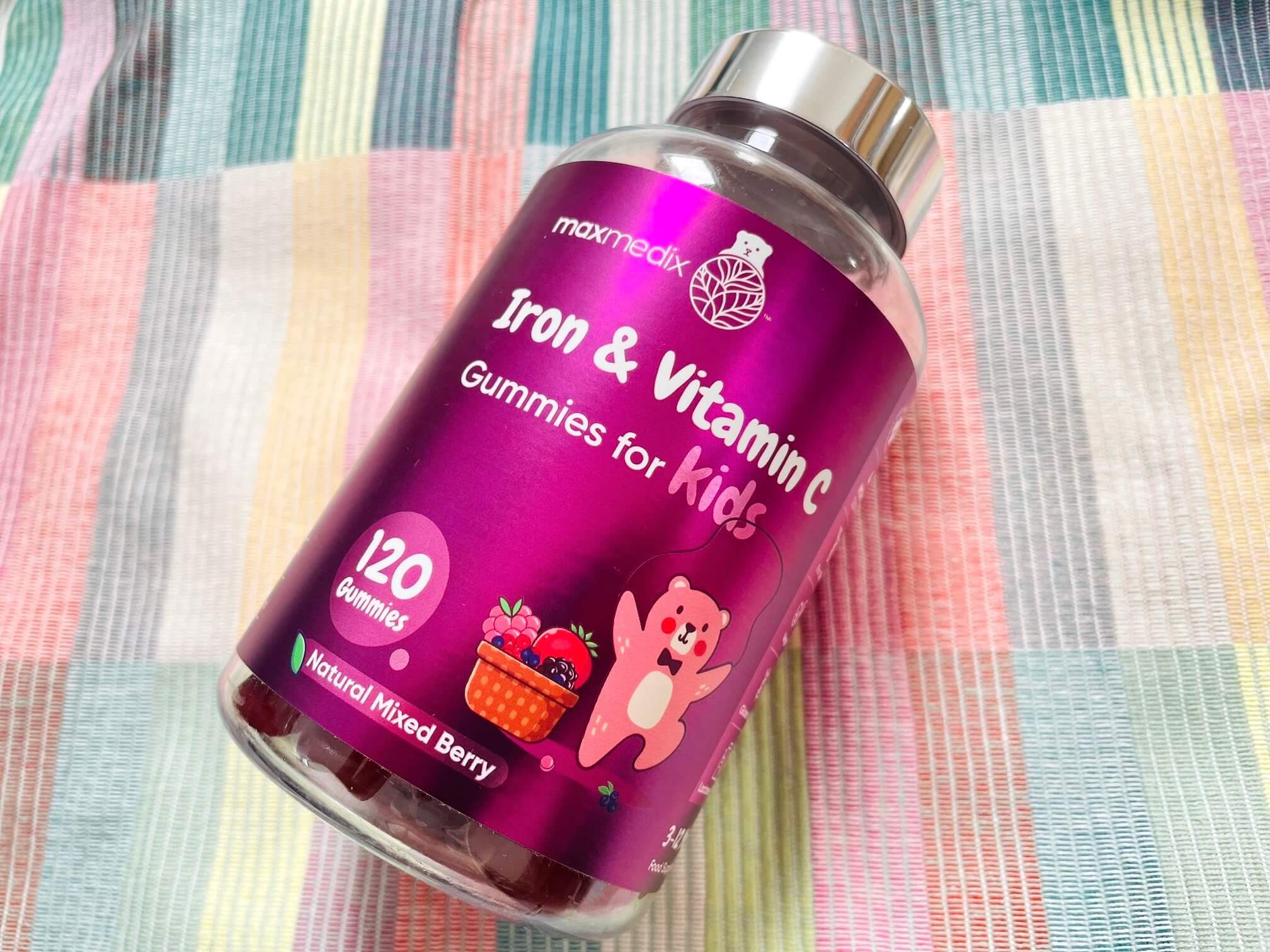 Jern og C-vitamin vingummier til børn på multifarvet dug