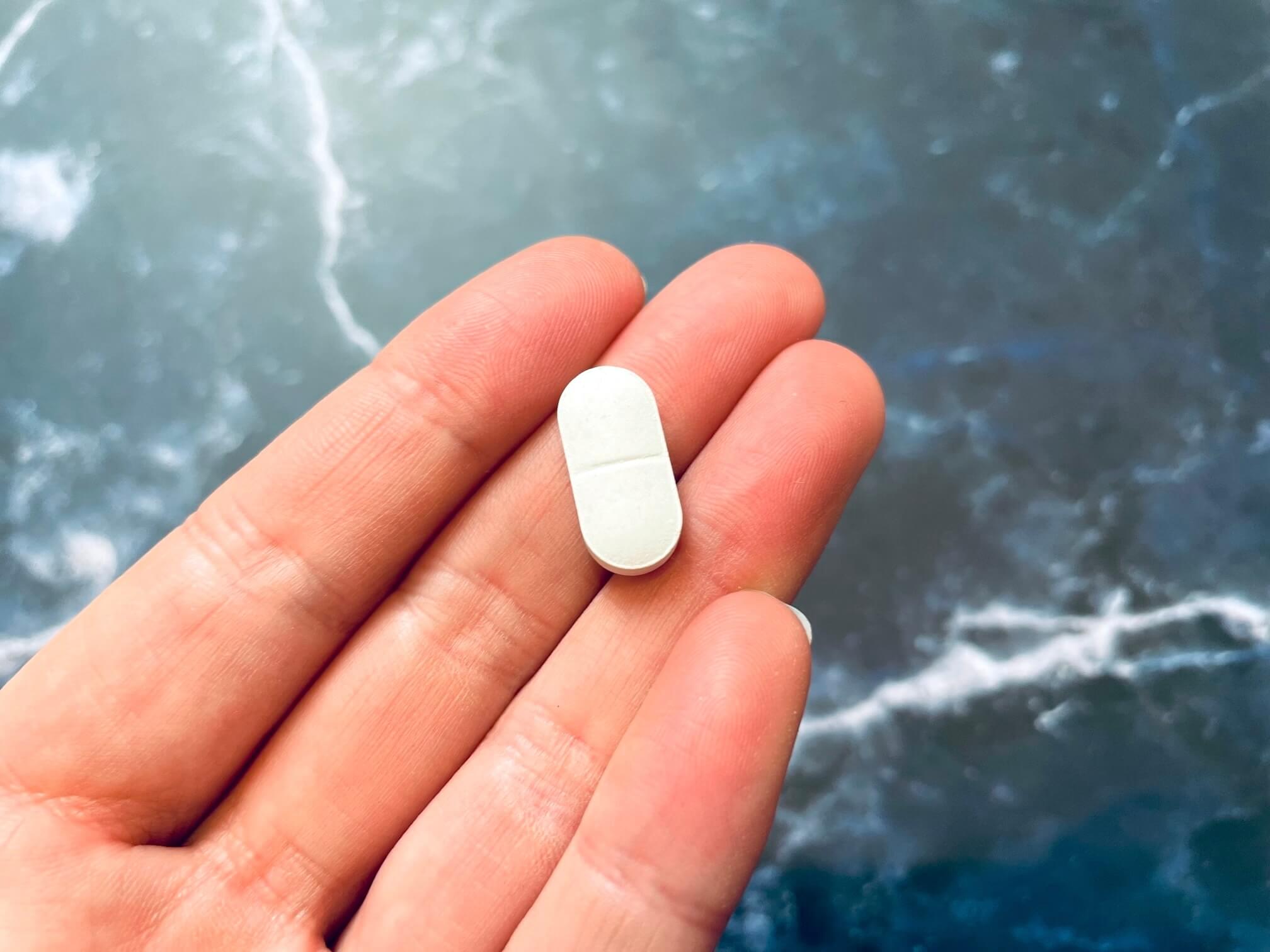 Kalktablet med Magnesium, Zink og D3-Vitamin fra Weightworld i hånd