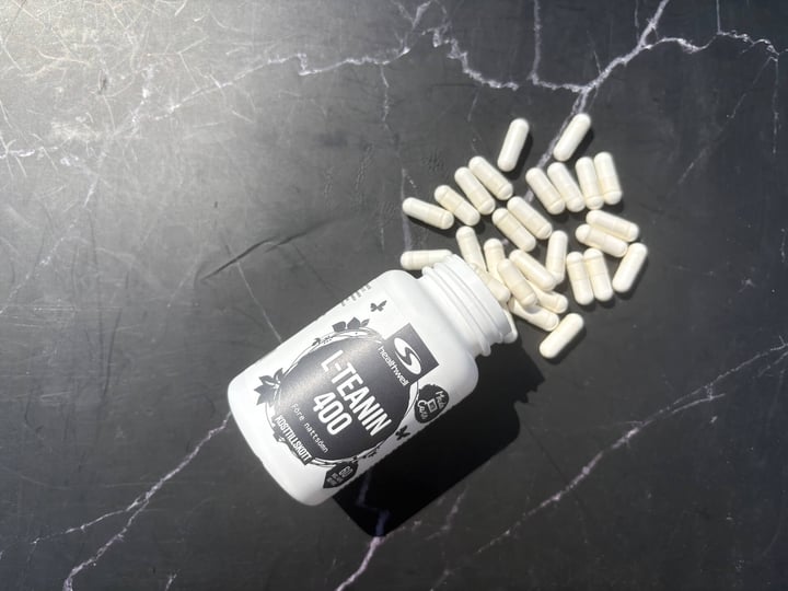Kapsler hældt ud af Healthwell L-teanin 400