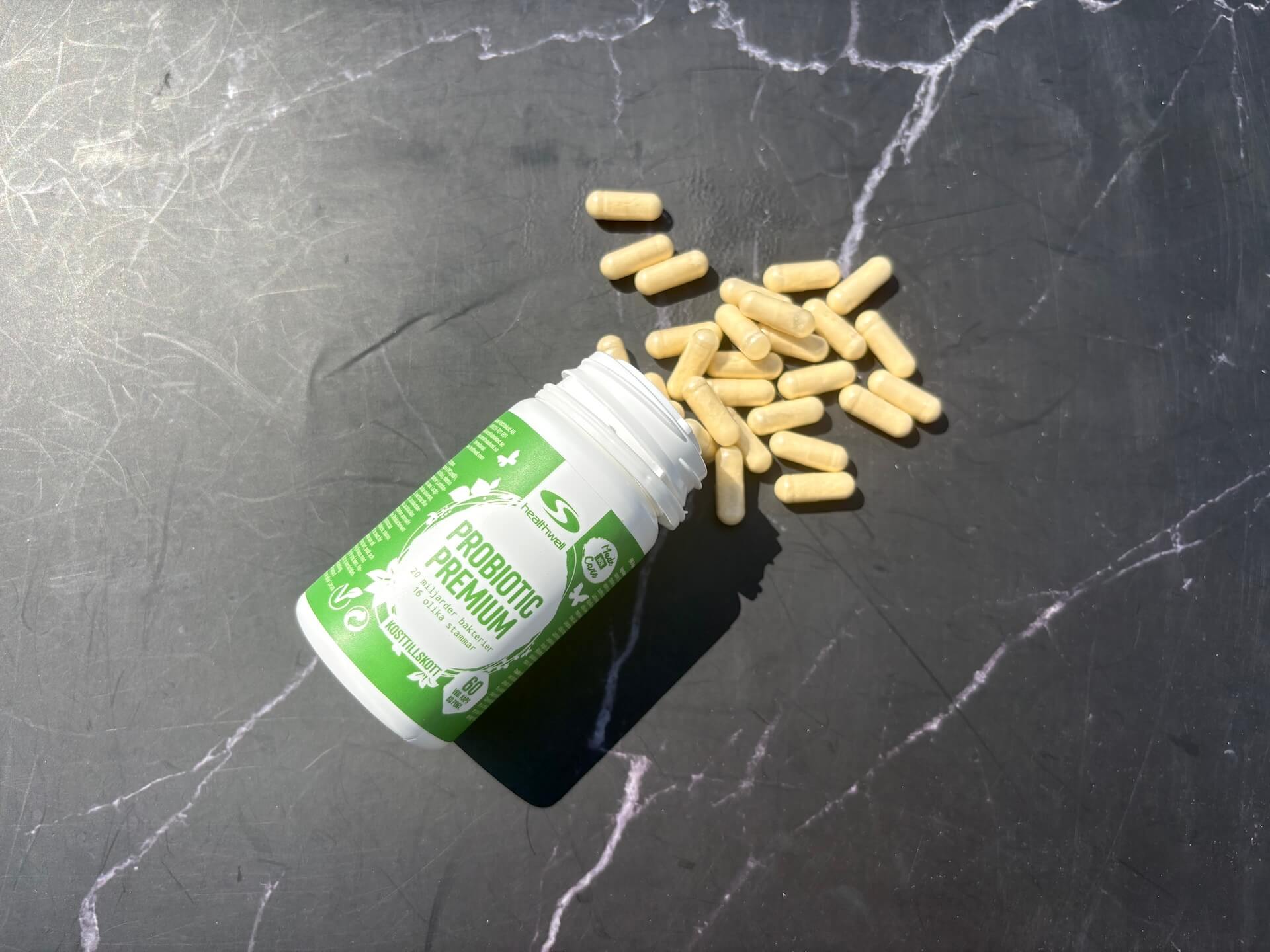Kapsler hældt ud af Healthwell Probiotic Premium