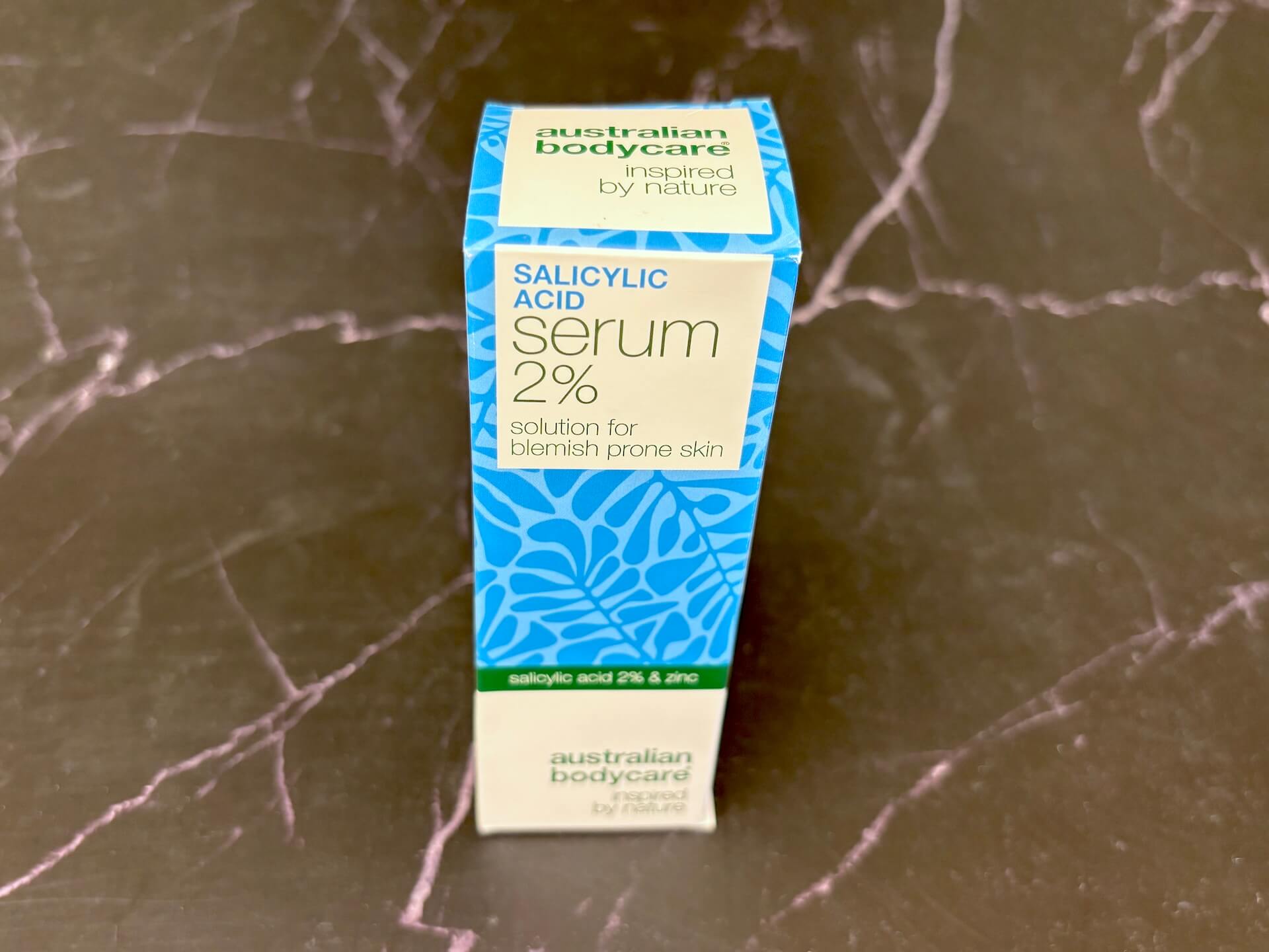 Kasse med Australian Bodycare Salicylic Acid Serum 2% på bord