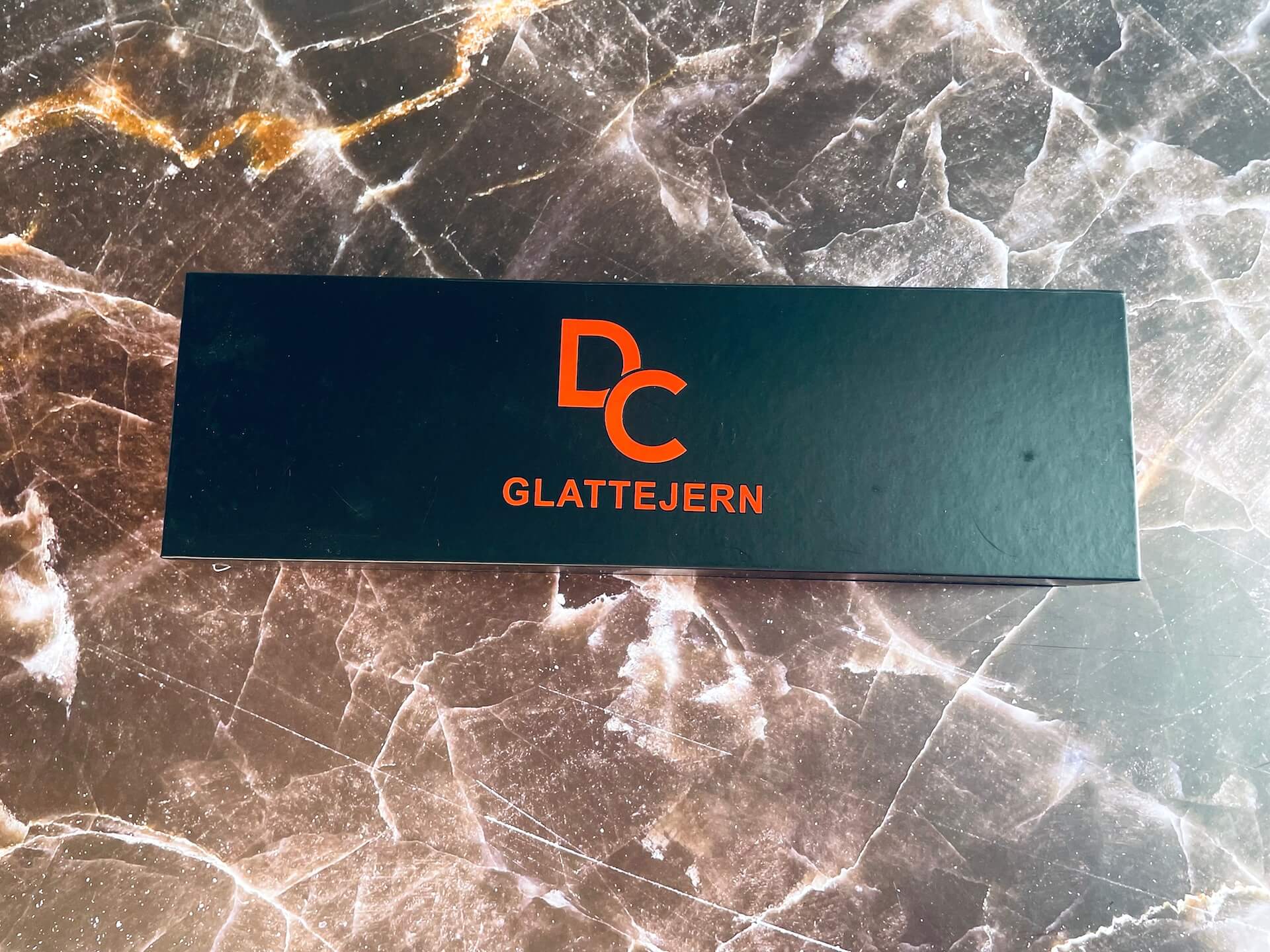 Kasse med DeluxeCare glattejern