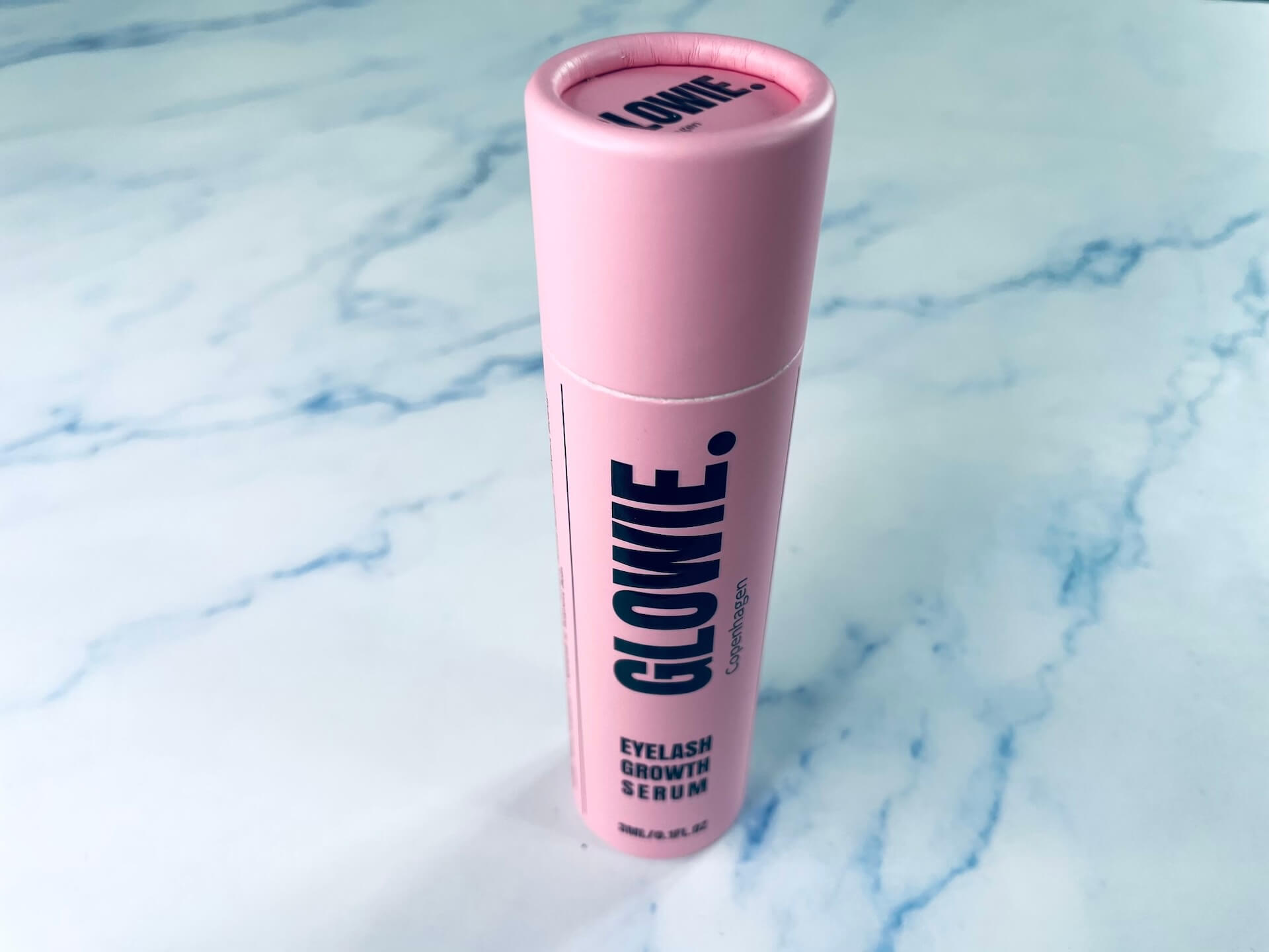 Kasse med Glowie Eyelash Growth Serum på bord