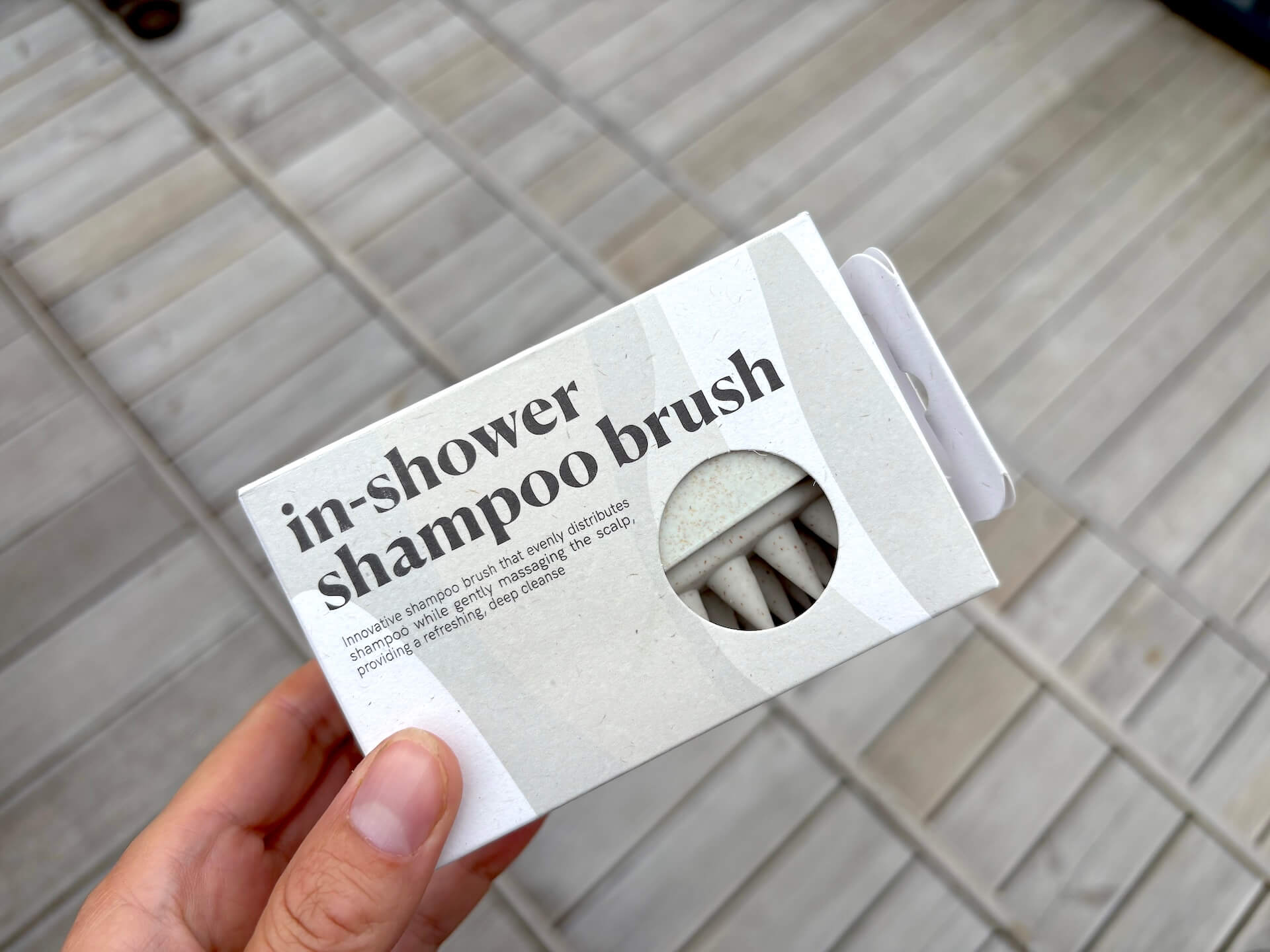 Kasse med Hairlust In-Shower Shampoo Brush