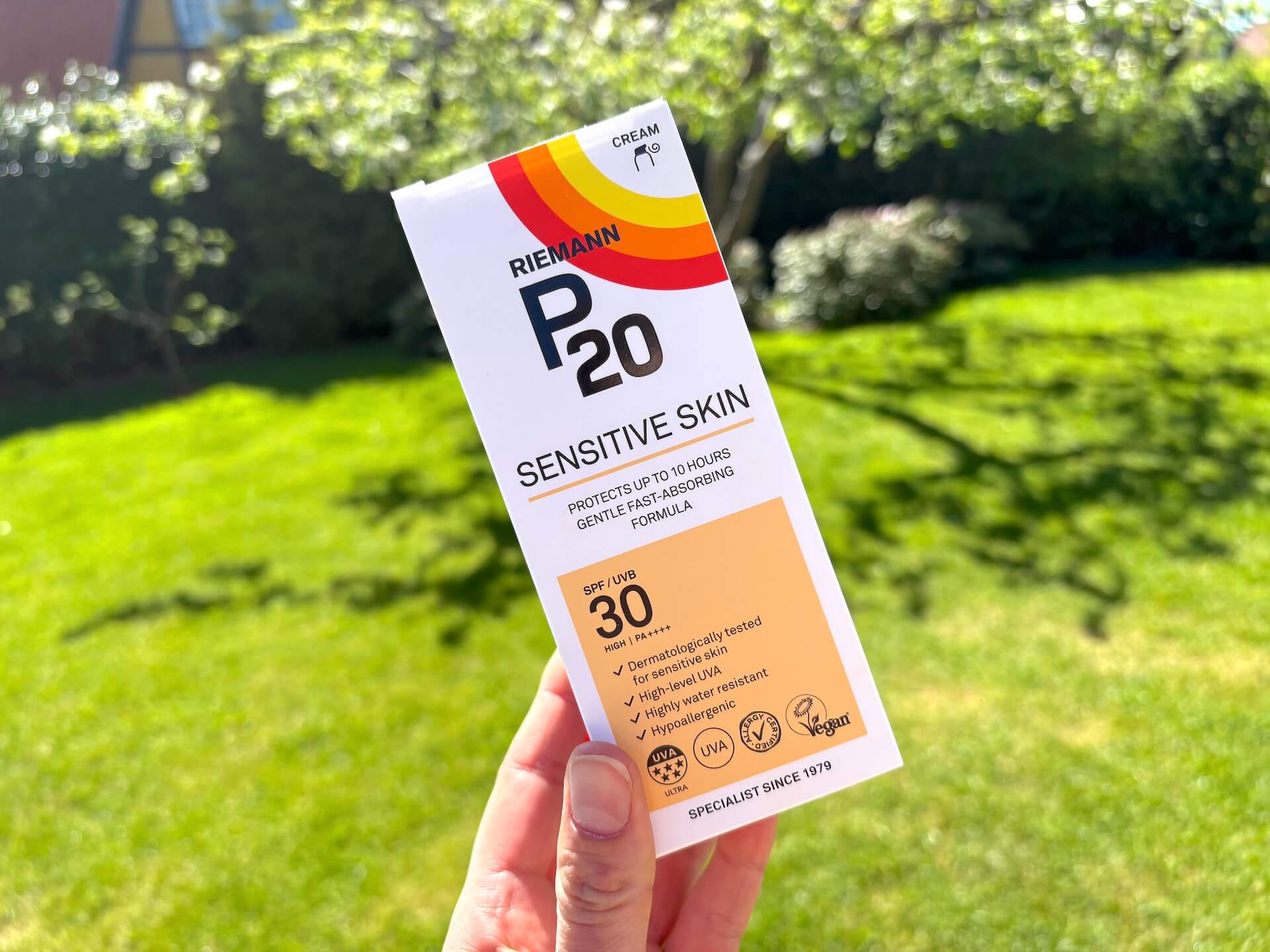 Kasse med P20 Riemann Sensitive Skin SPF 30 solcreme i hånd