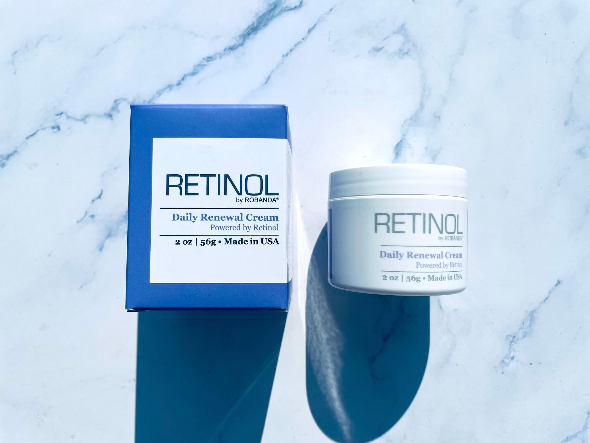 Kasse og Retinol By Robanda Daily Renewal på bord