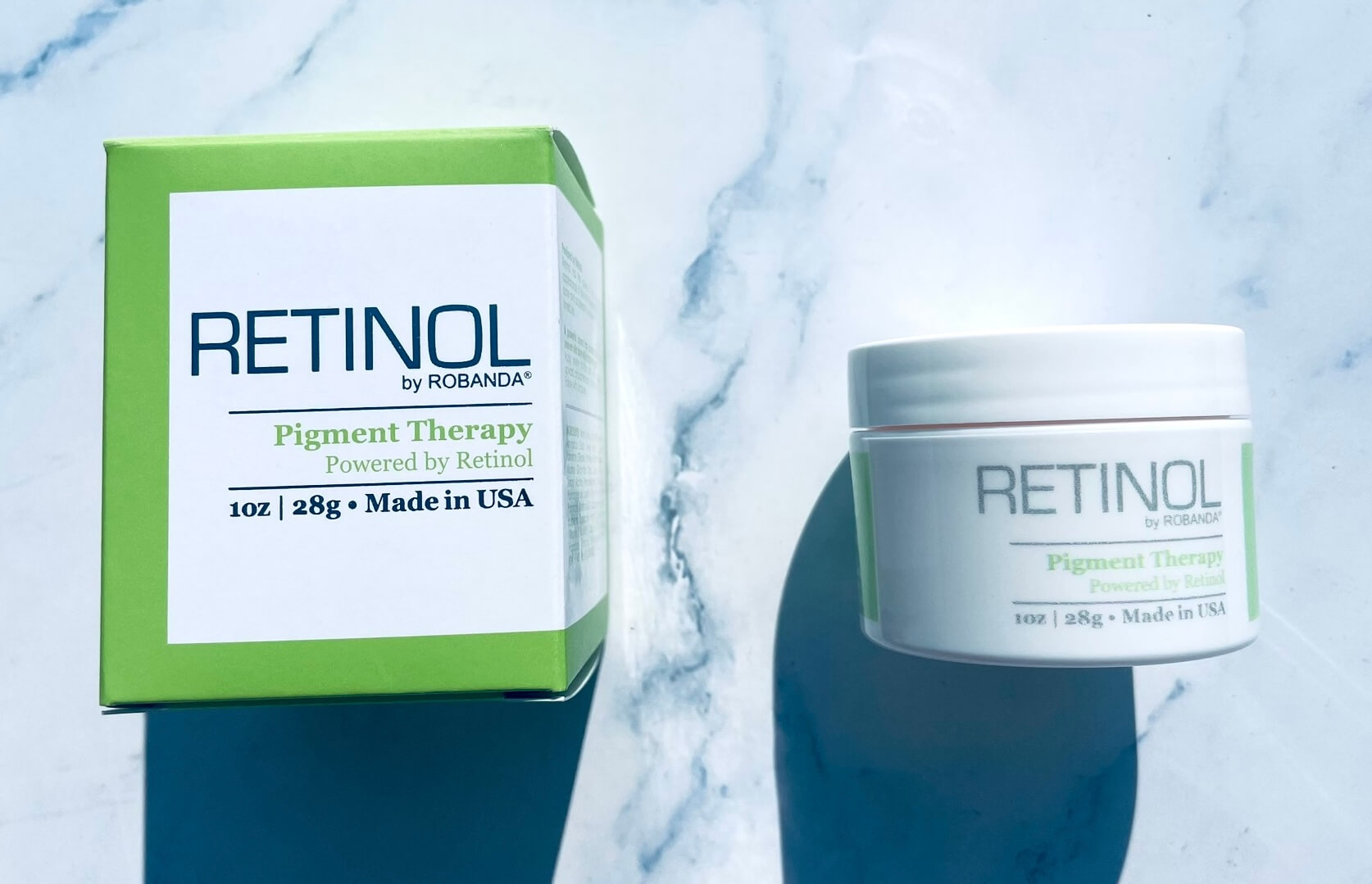 Kasse og Retinol By Robanda Pigment Therapy på bord