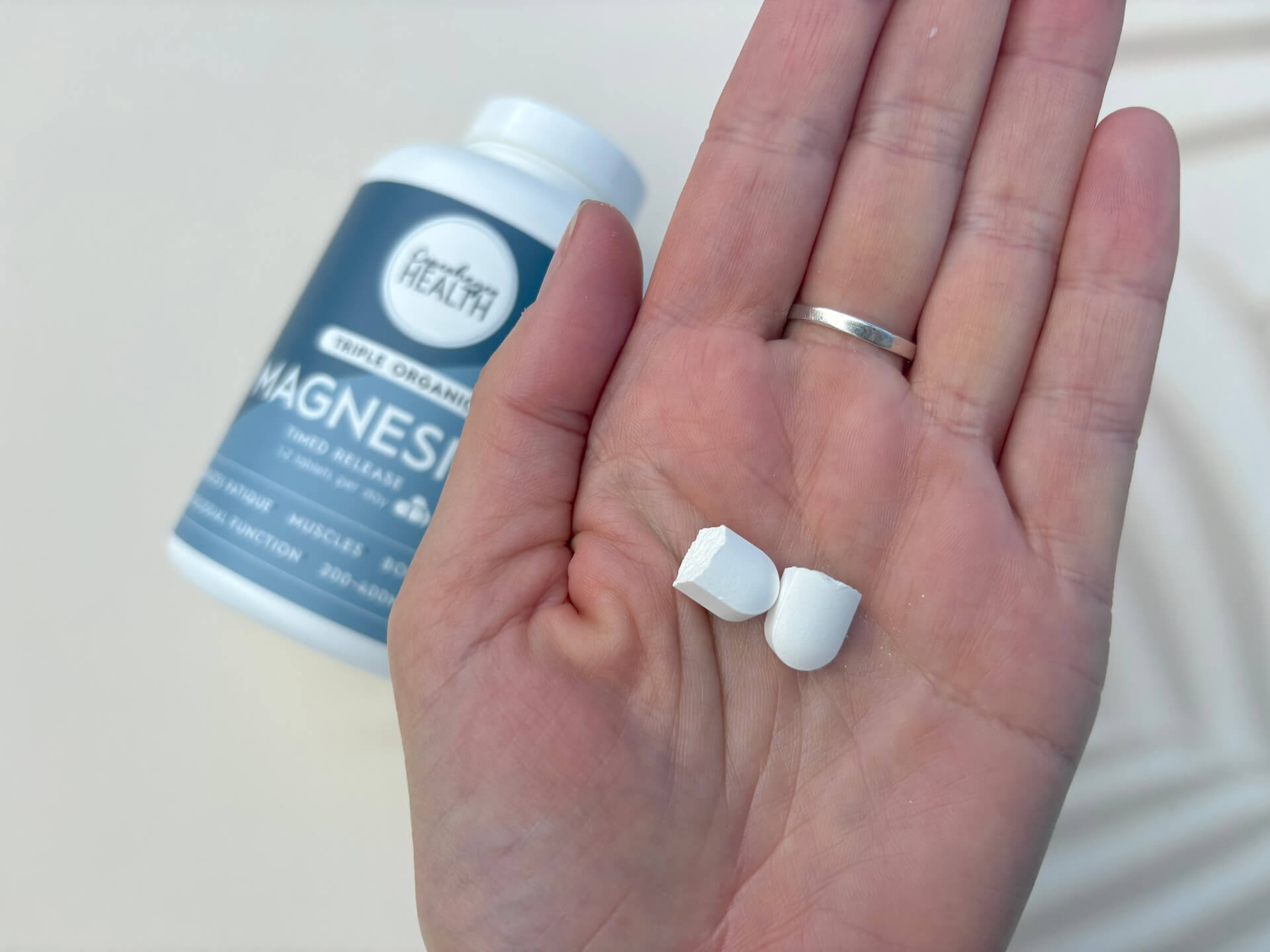 Knækket Copenhagen Health Triple Organic Magnesium i hånd