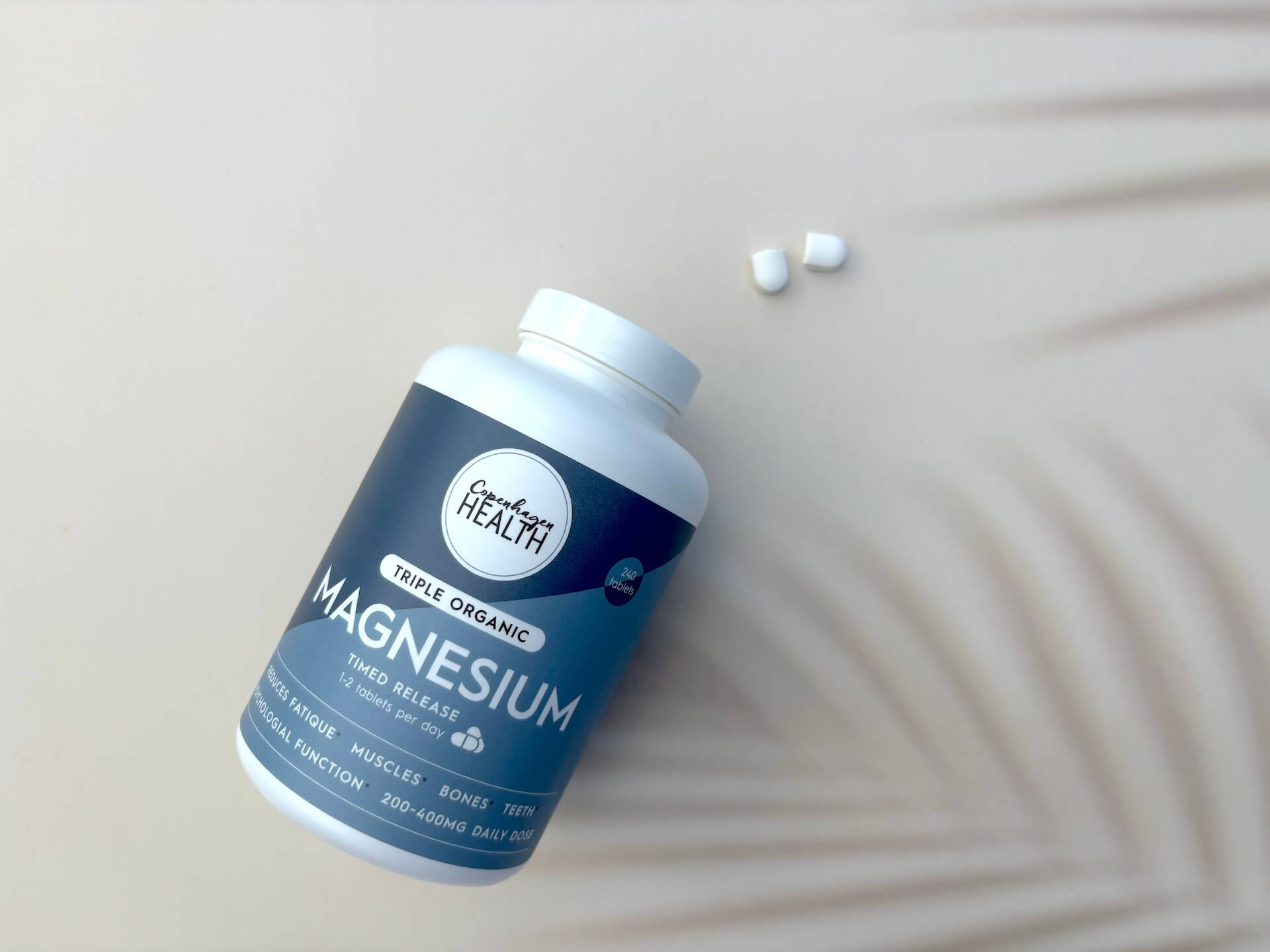Knækket Copenhagen Health Triple Organic Magnesium ved siden af bøtte