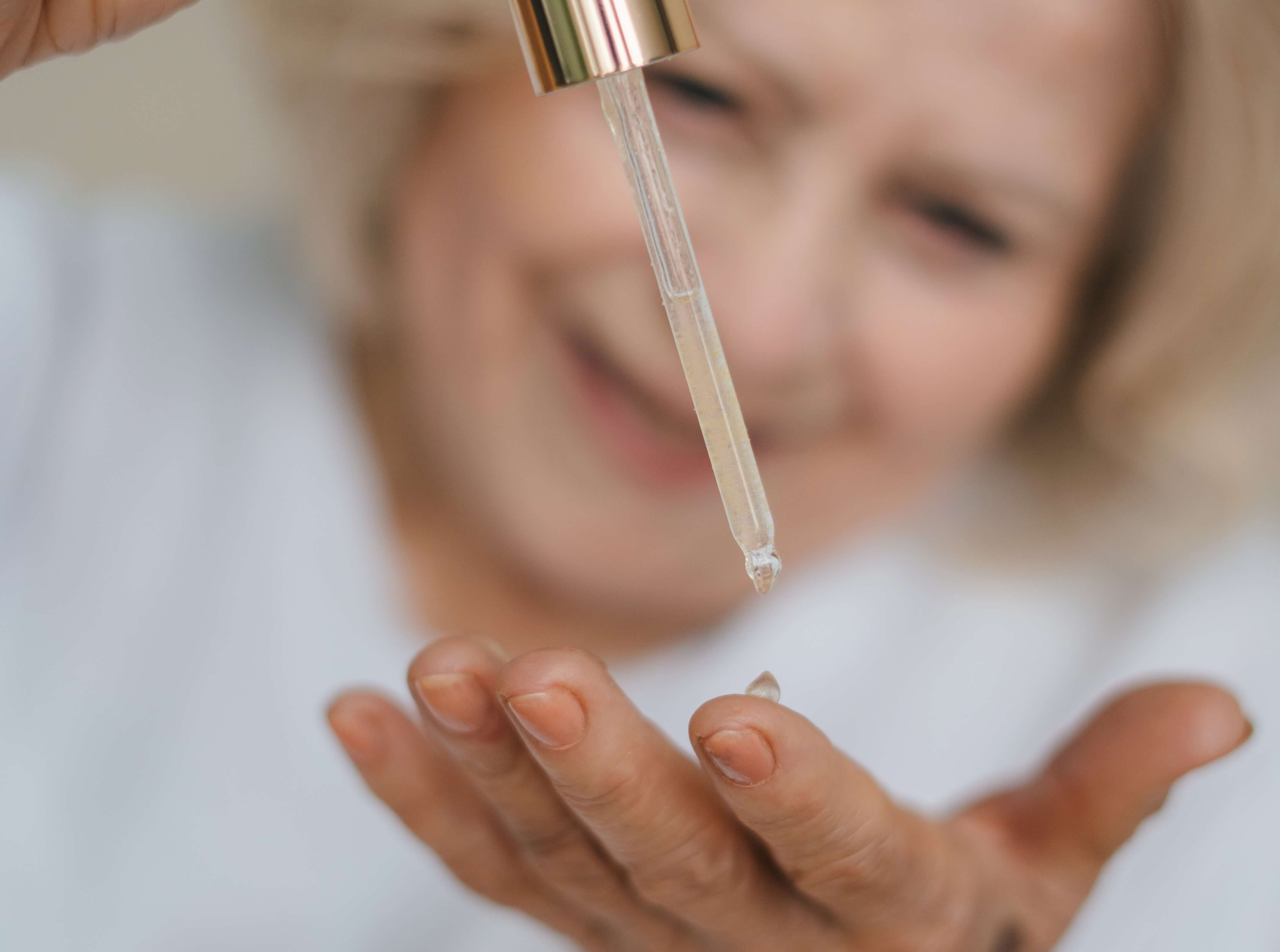 Kvinde bruger retinol serum i sin hudplejerutine