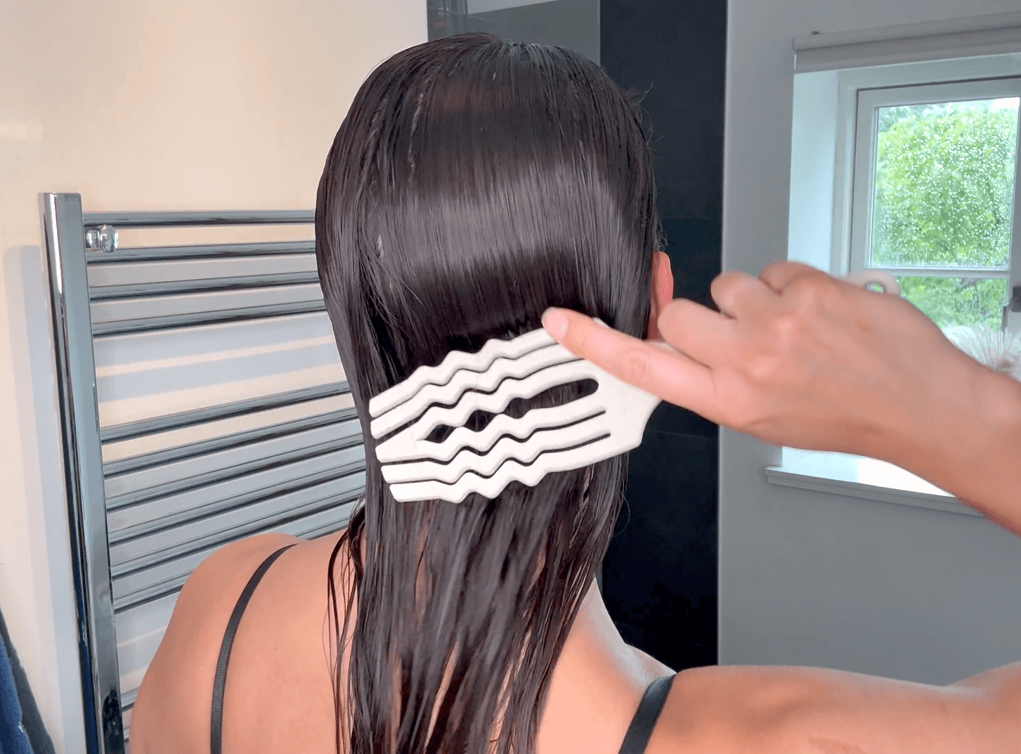 Kvinde der bruger Hairlust Curved Flex Detangler i håret