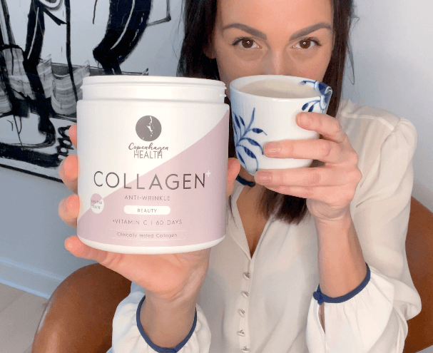 Kvinde der drikker kaffe med Collagen+ fra Copenhagen Health