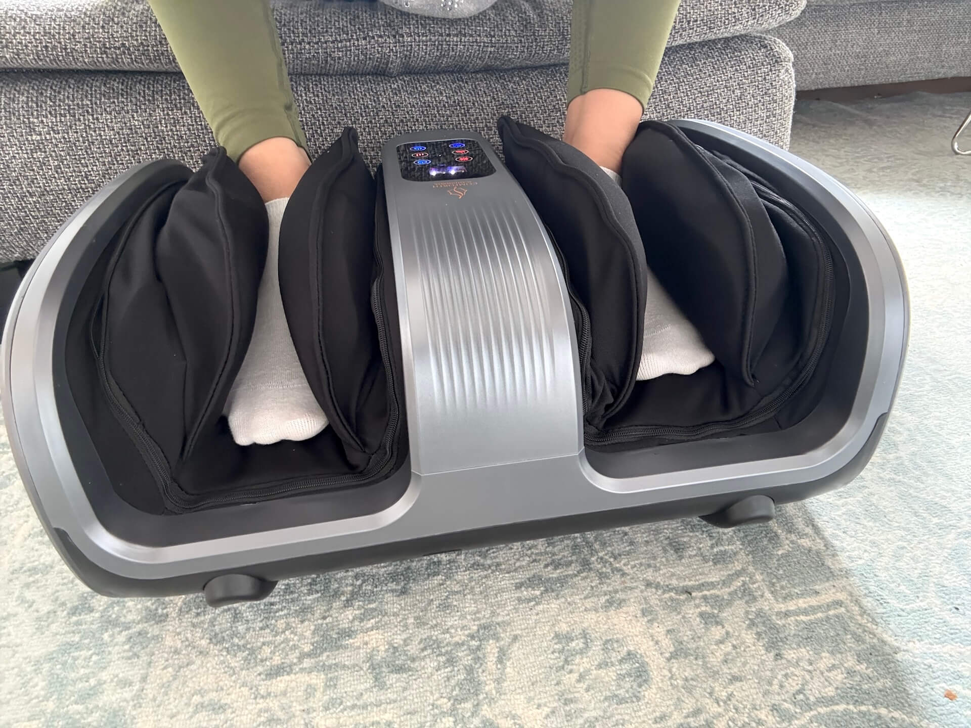 Kvinde der får masseret fødderne i Comforth Footcare Pro
