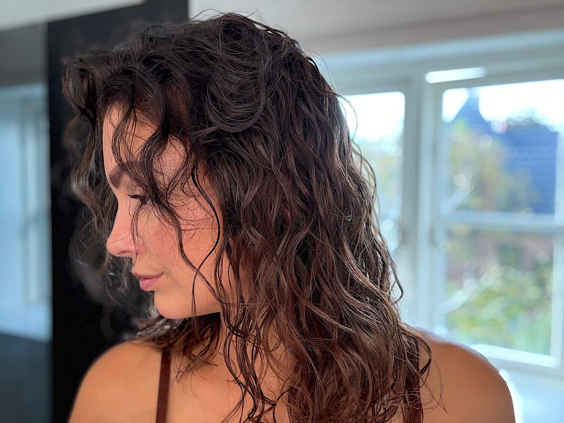 Kvinde der har brugt IdHAIR Creative Curl Cream i sit bølgede hår