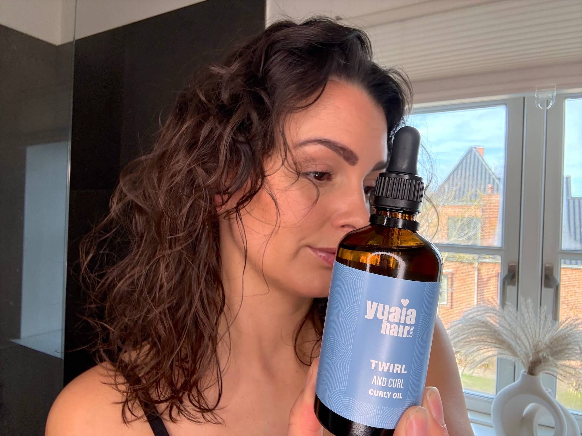 Kvinde der har brugt Yuaia Haircare Twirl and Curl Curly Oil