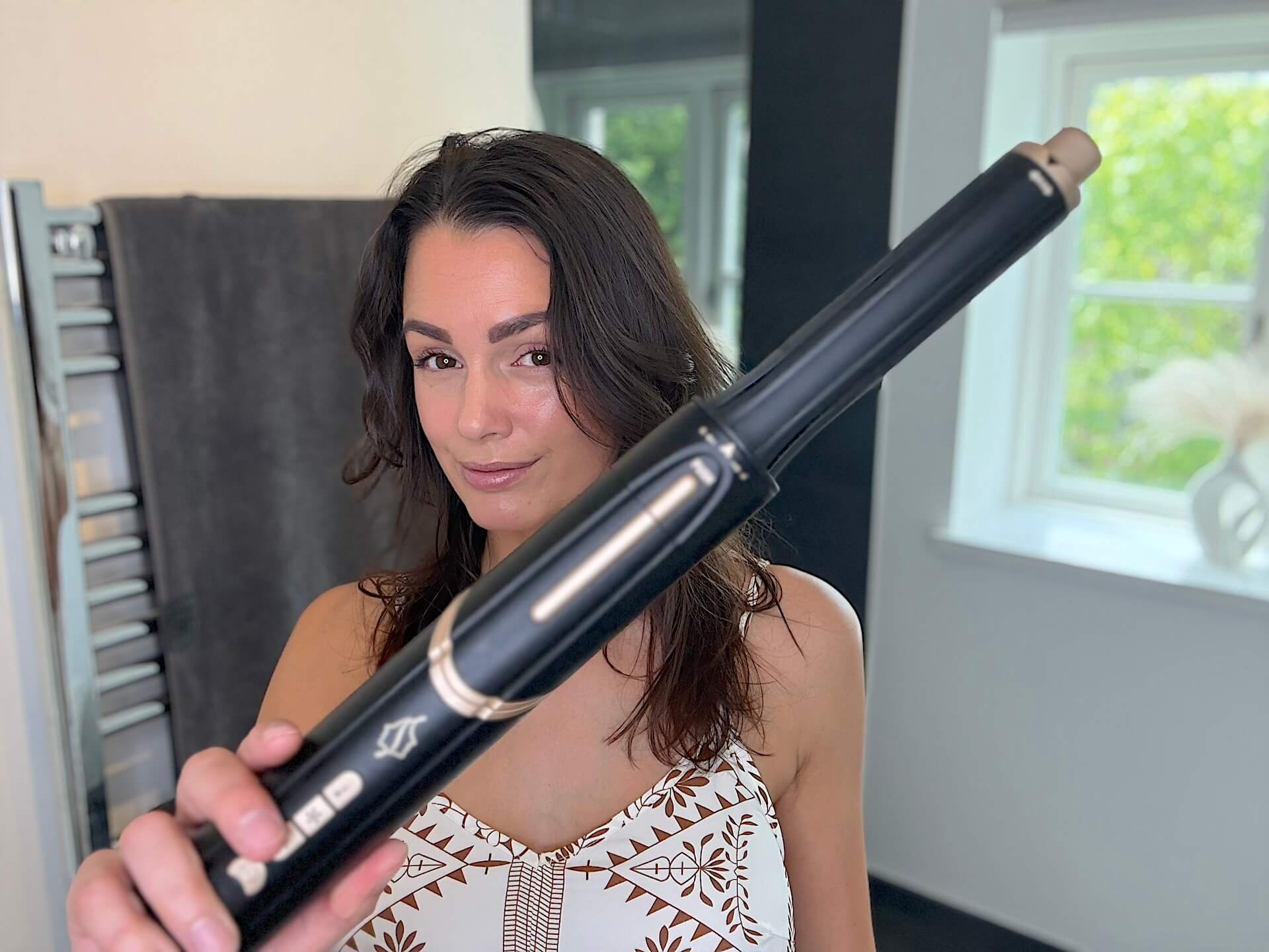 Kvinde der har krøllet håret med Comforth AeroStyler