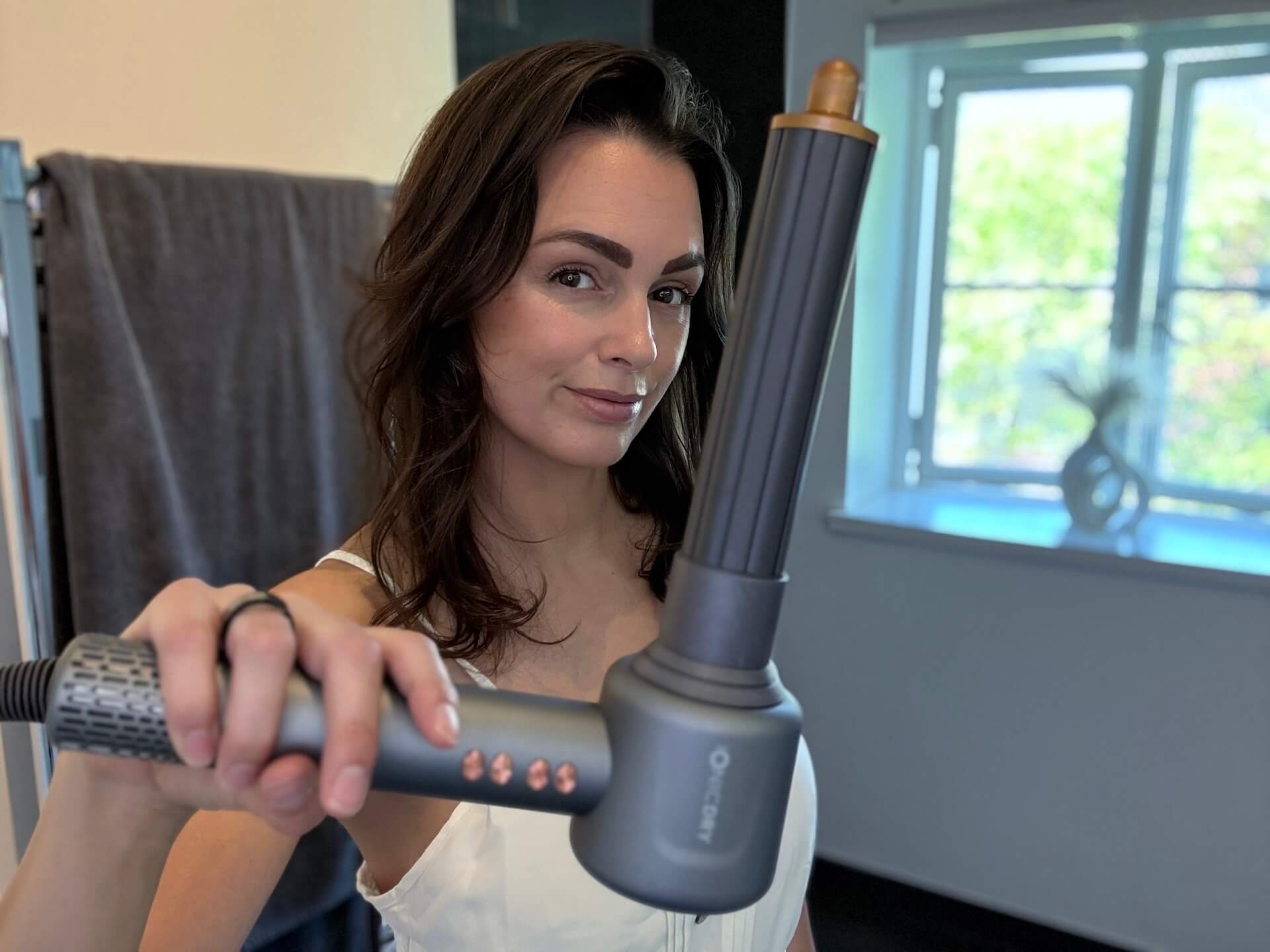 Kvinde der har krøllet sit hår med Ionic Pro hårtørrer