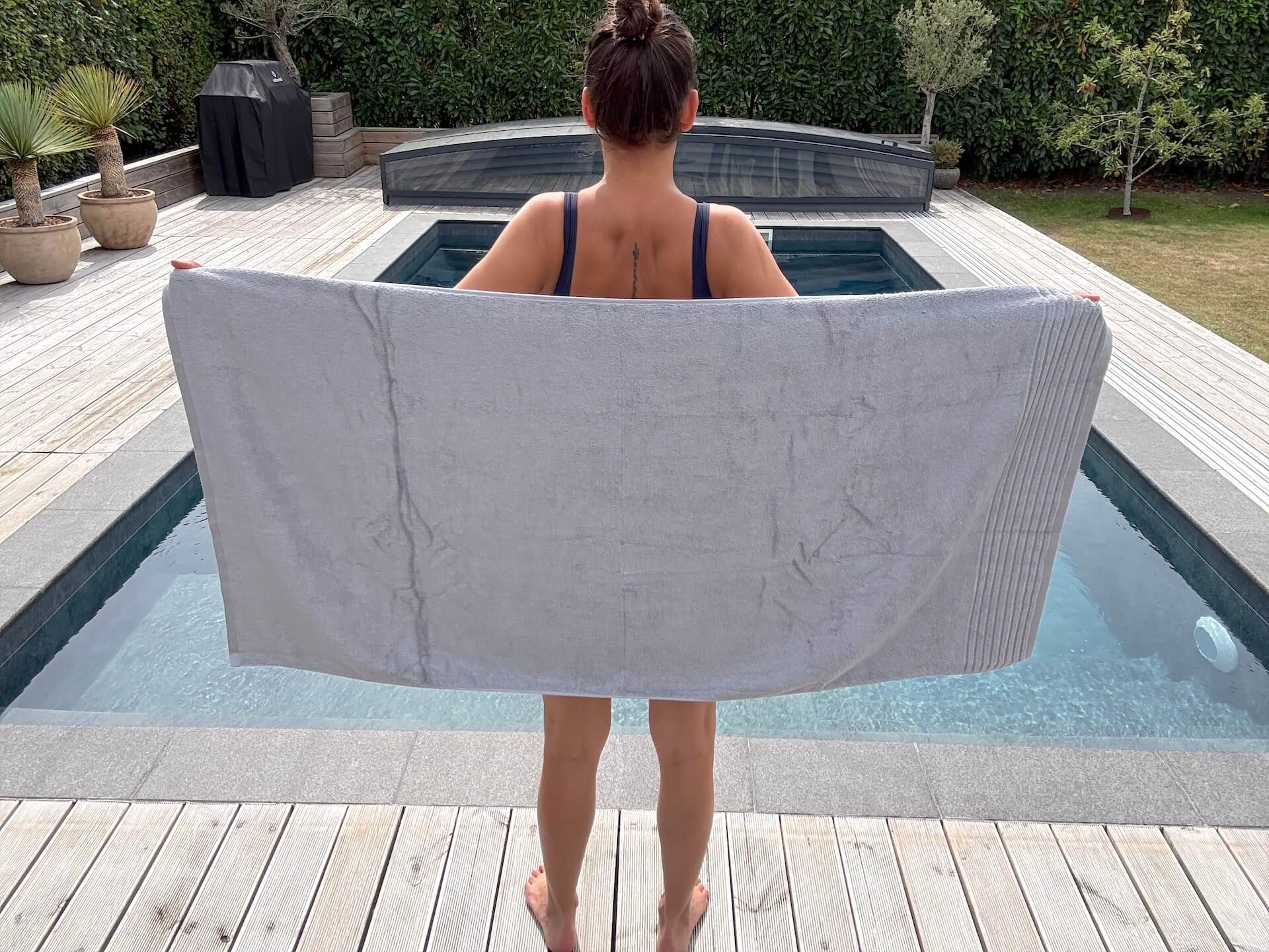Kvinde der holder Bambuni badehåndklæde 70x140