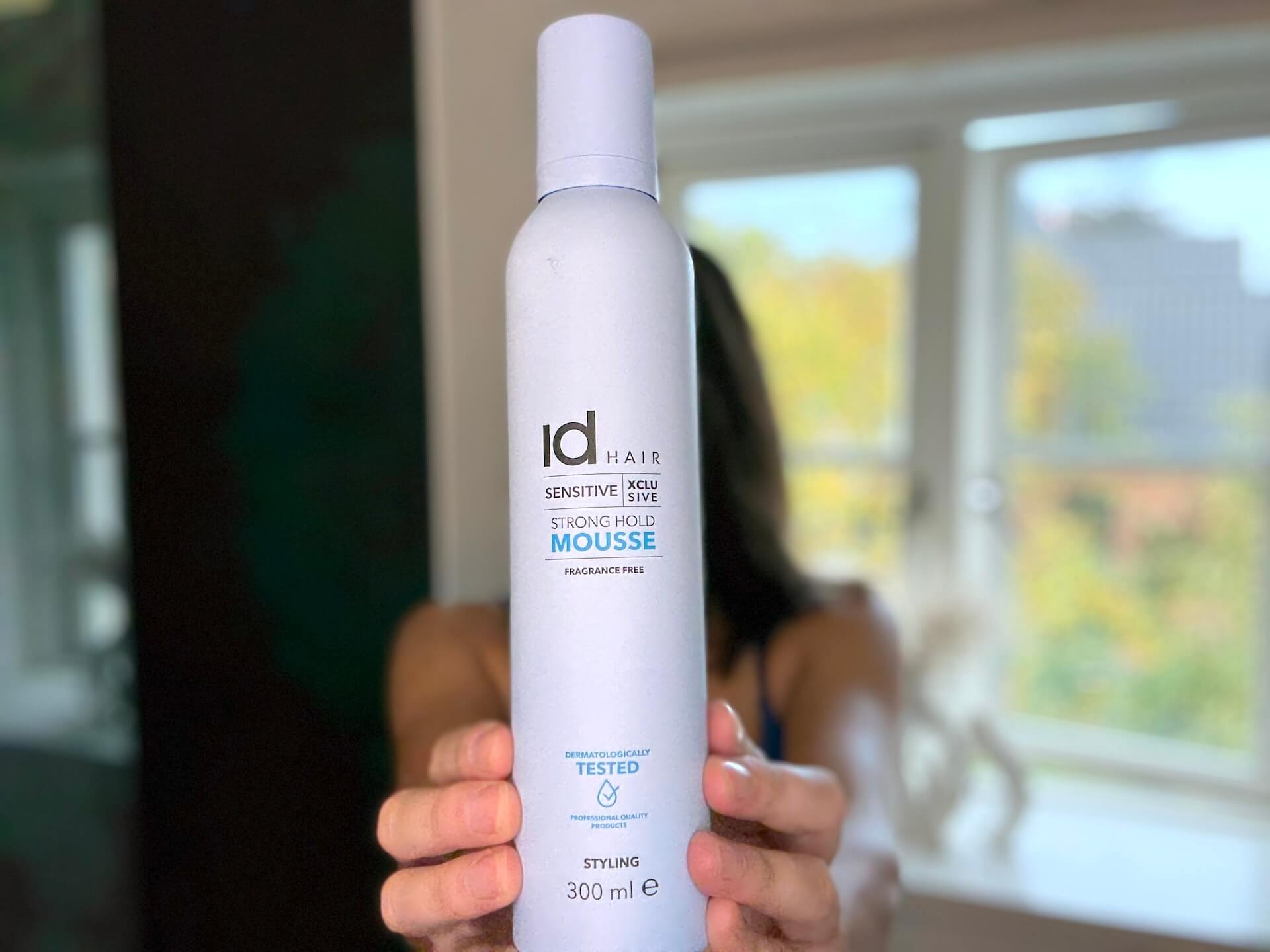Kvinde der holder IdHAIR Sensitive Xclusive Strong Hold Mousse