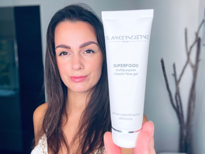 Kvinde der holder SUPERFOOD multipurpose vitamin face gel