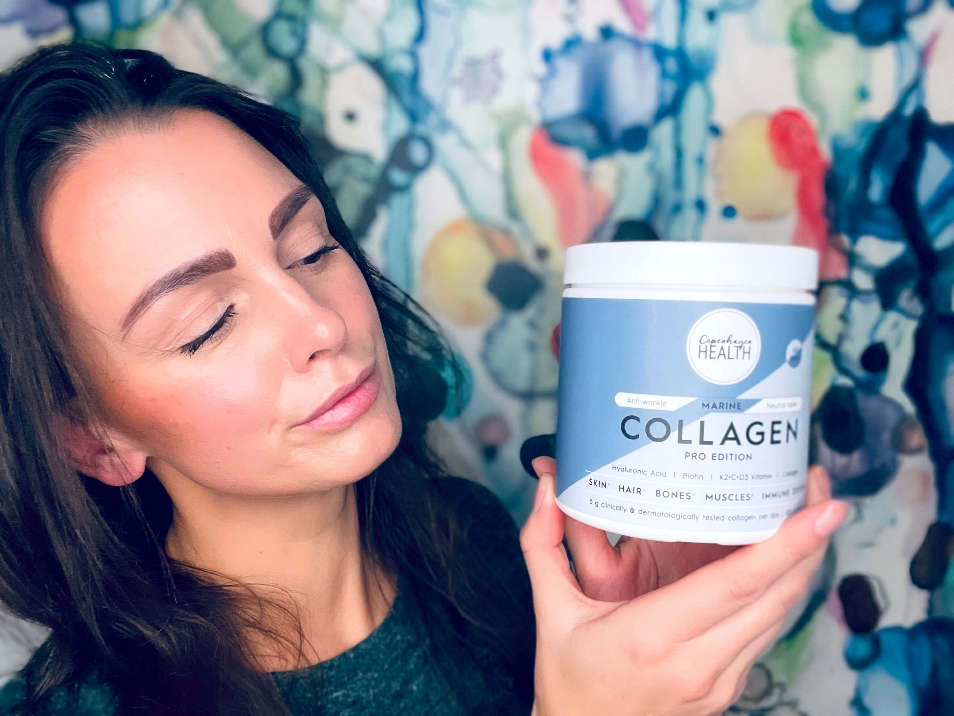Kvinde der kigger på Copenhagen Health Pro Edition marine kollagen