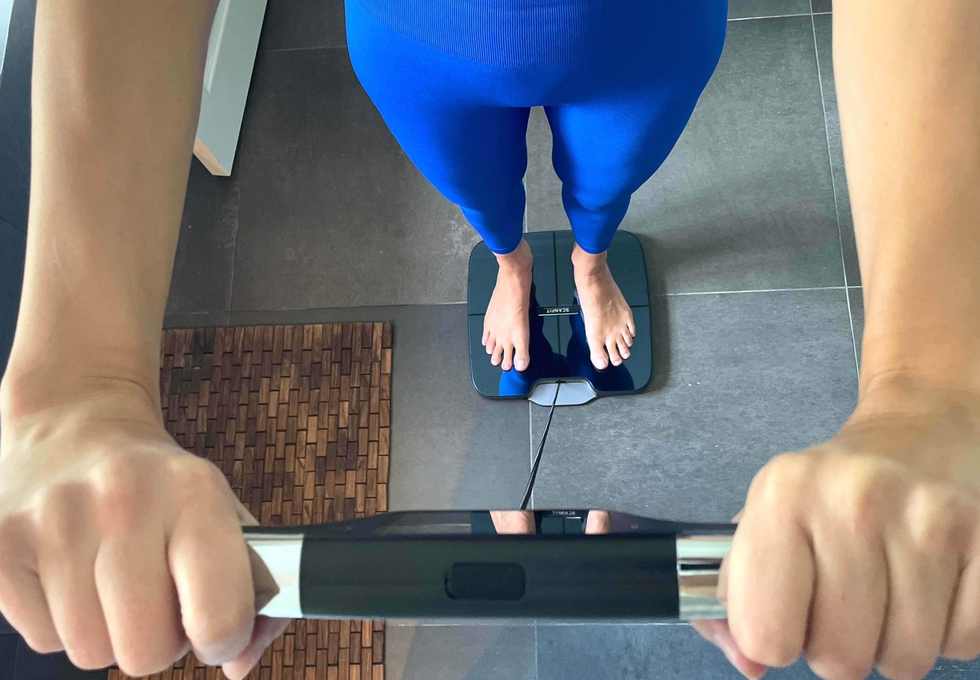 Kvinde der laver kropsanalyse med Scanfit Pro kropsscanner