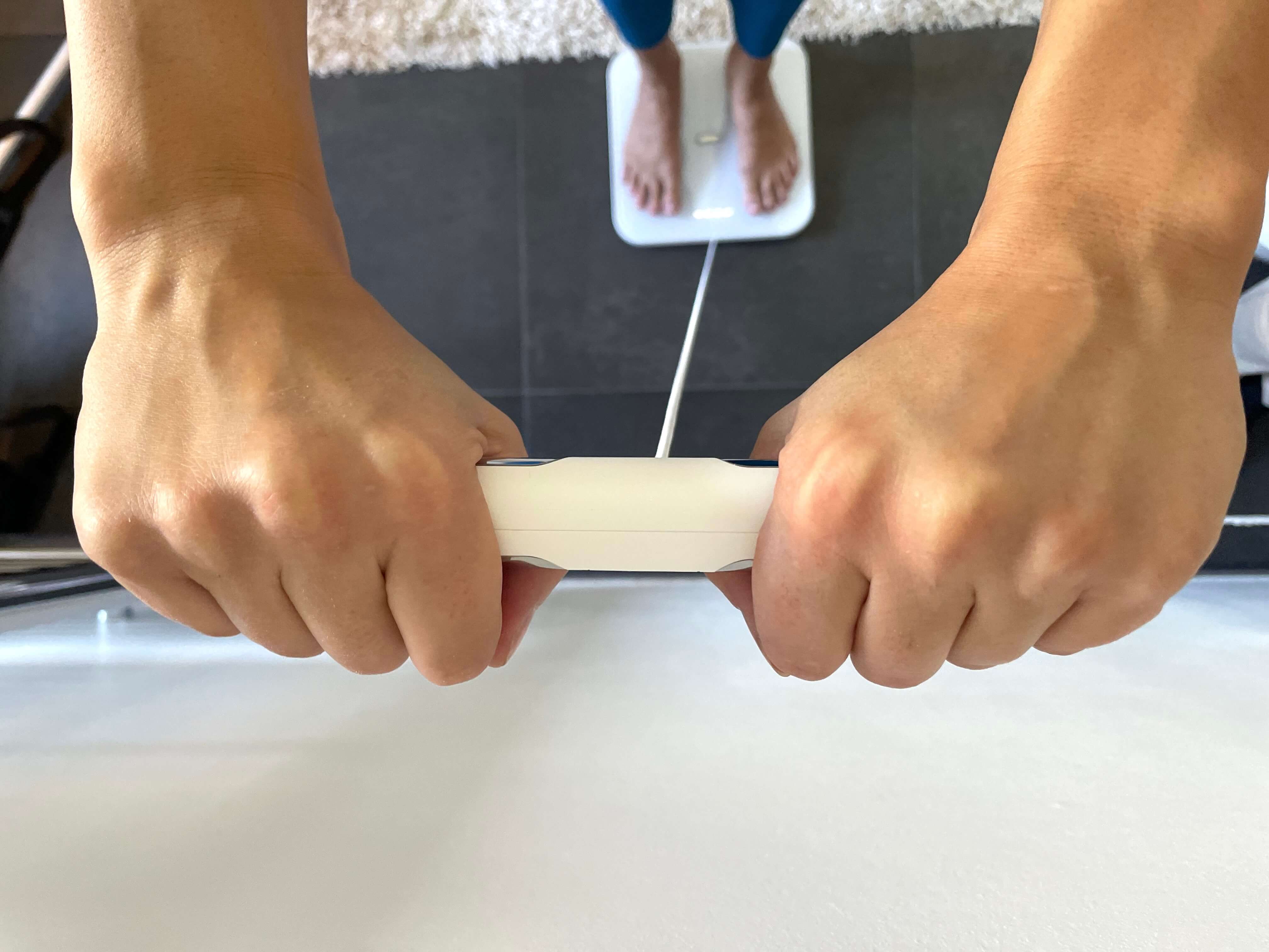 Kvinde der laver kropsanalyse på Vellafit kropsscanner